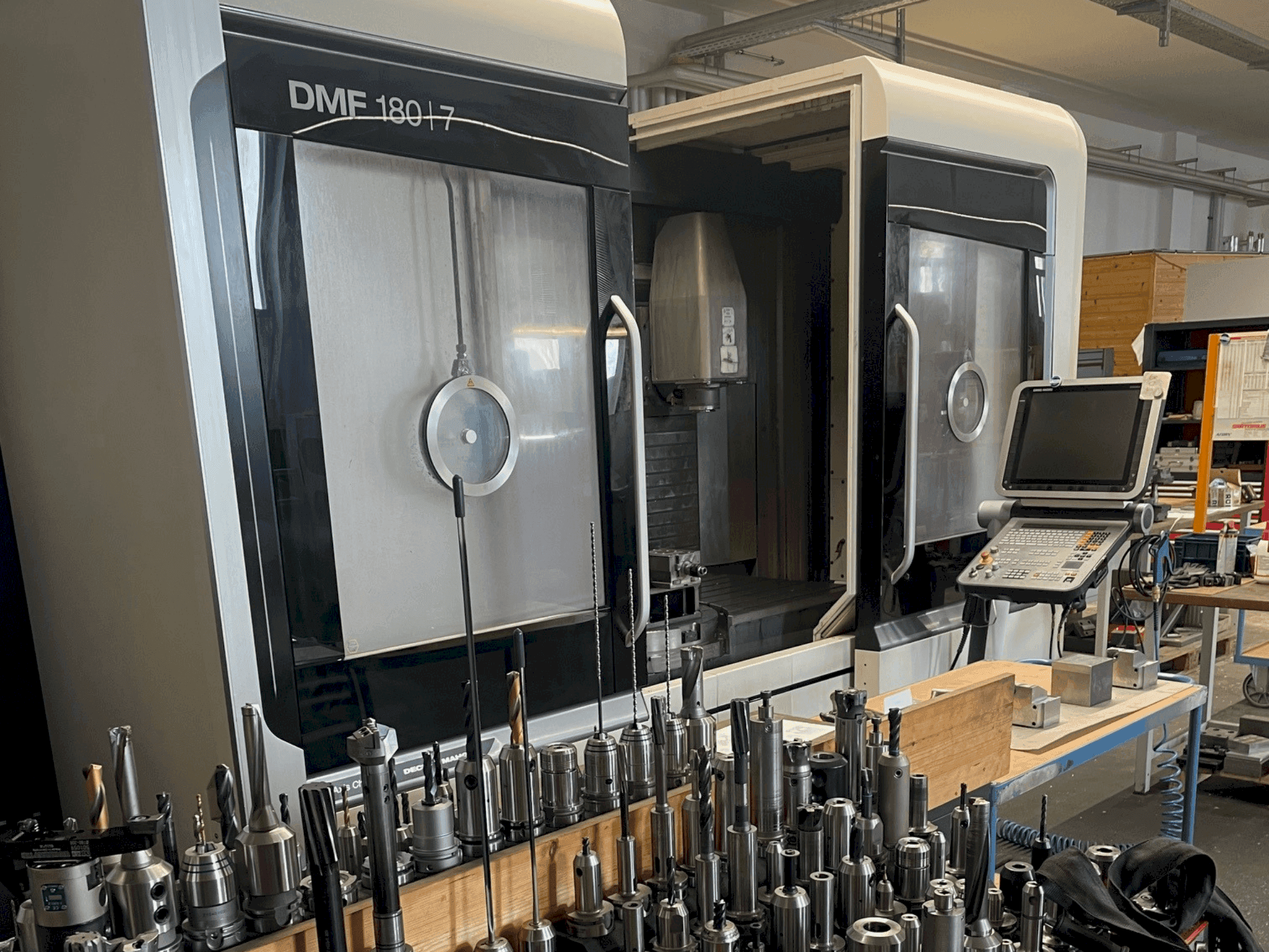Вид станка DMG MORI DMF 180/7 спереди