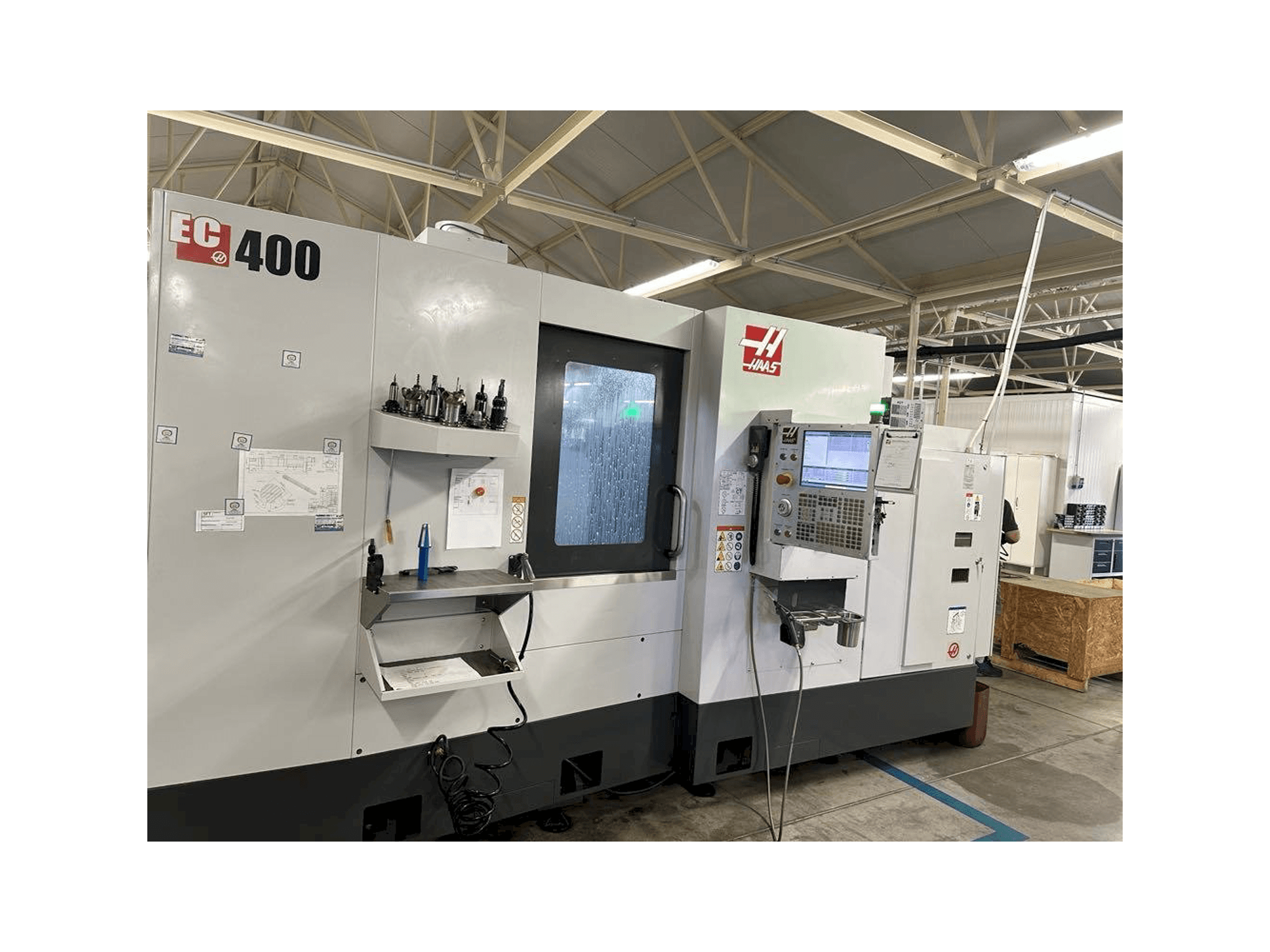 Вид станка HAAS EC-400 спереди