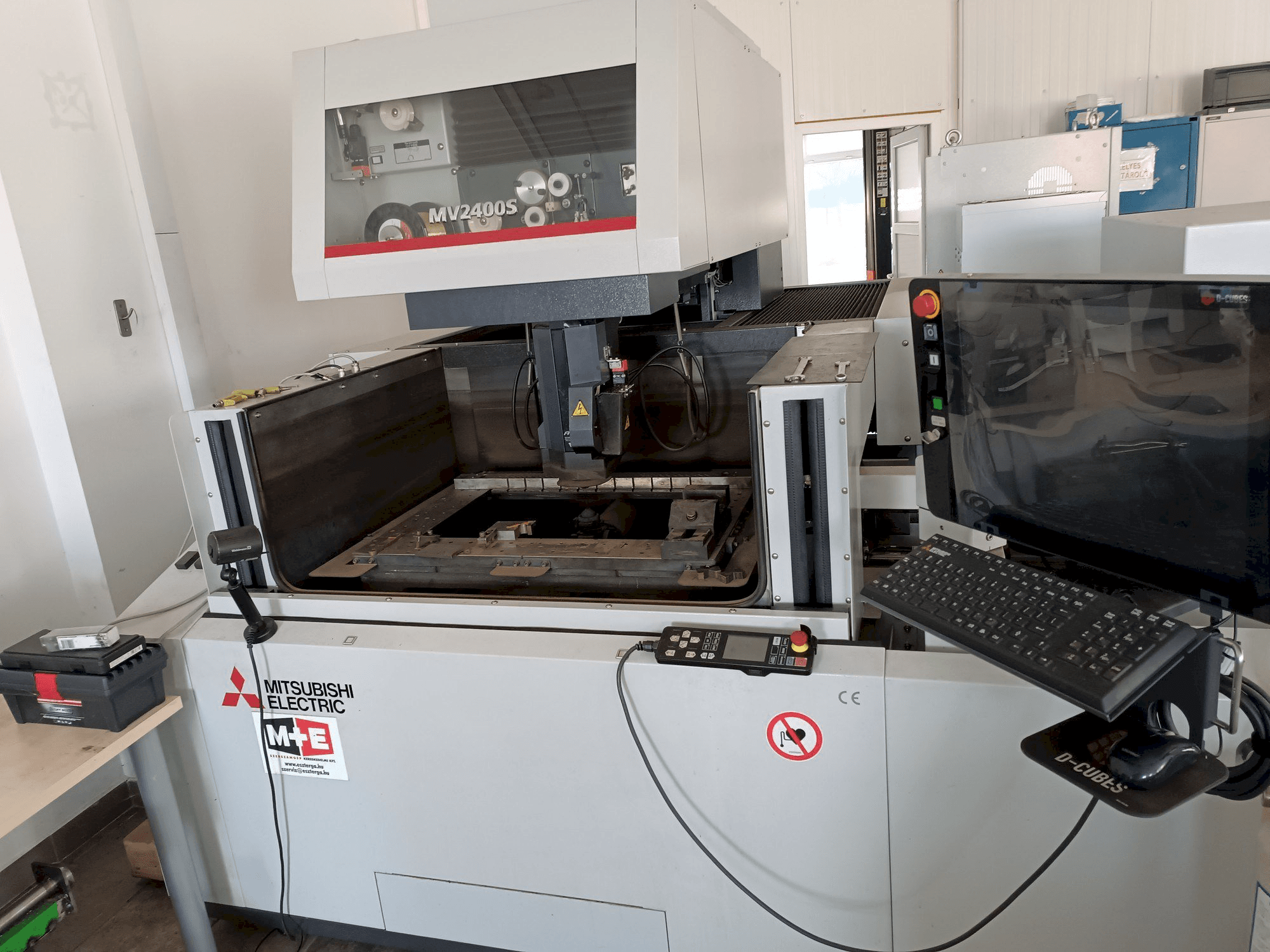 Вид станка Mitsubishi MV2400S спереди