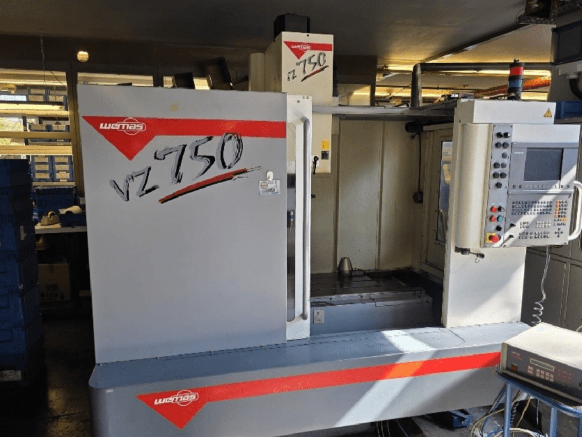 Вертикальный обрабатывающий центр WEMAS VZ 750 CENTURY, вид спереди, демонстрирующий панель управления и рабочую зону.