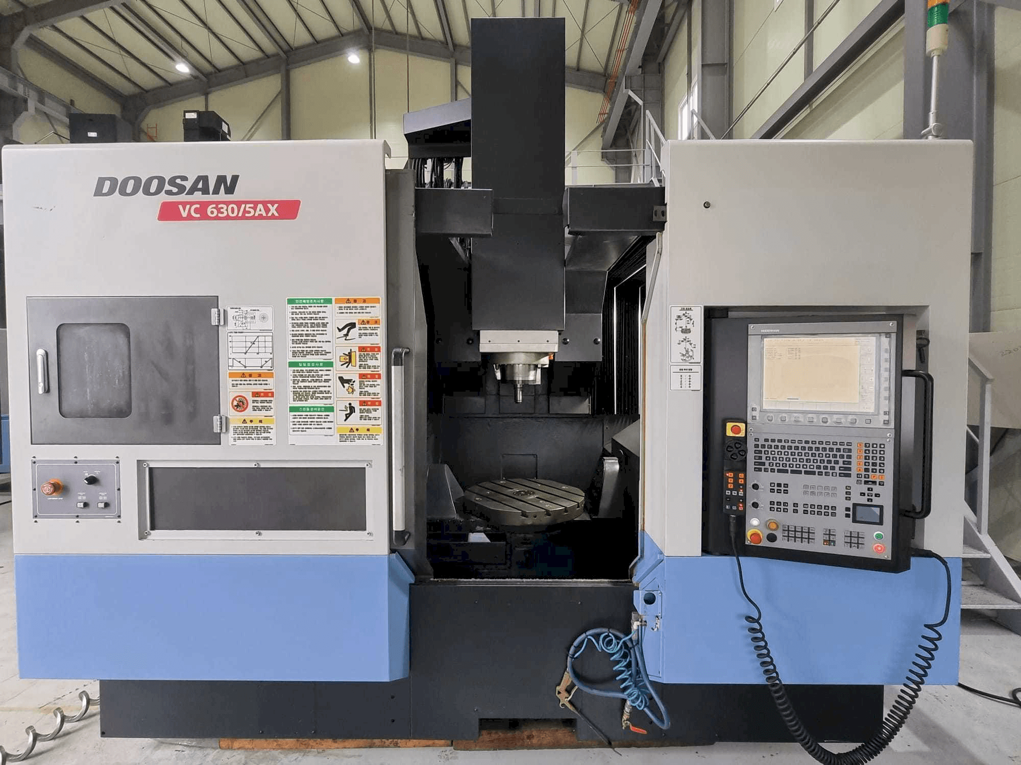 Вид станка Doosan VC630/5AX спереди
