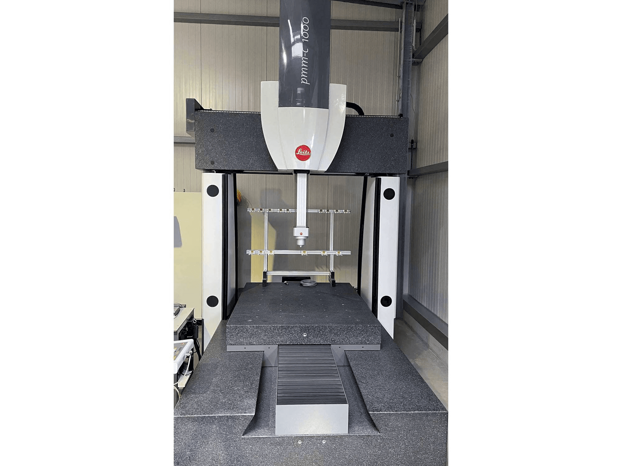 Вид станка Hexagon PMM-C 1000 спереди