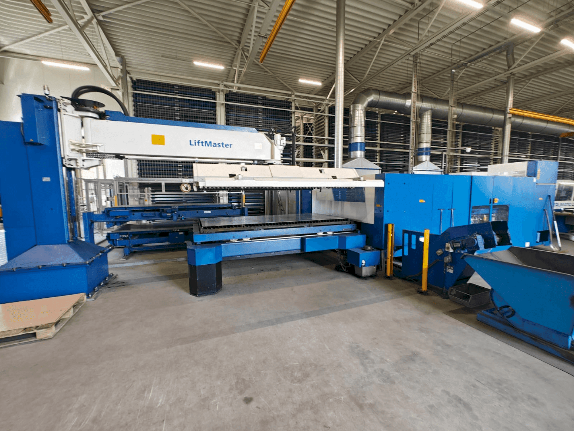Вид станка TRUMPF TruLaser 5030 classic 6,0kW + LiftMaster спереди