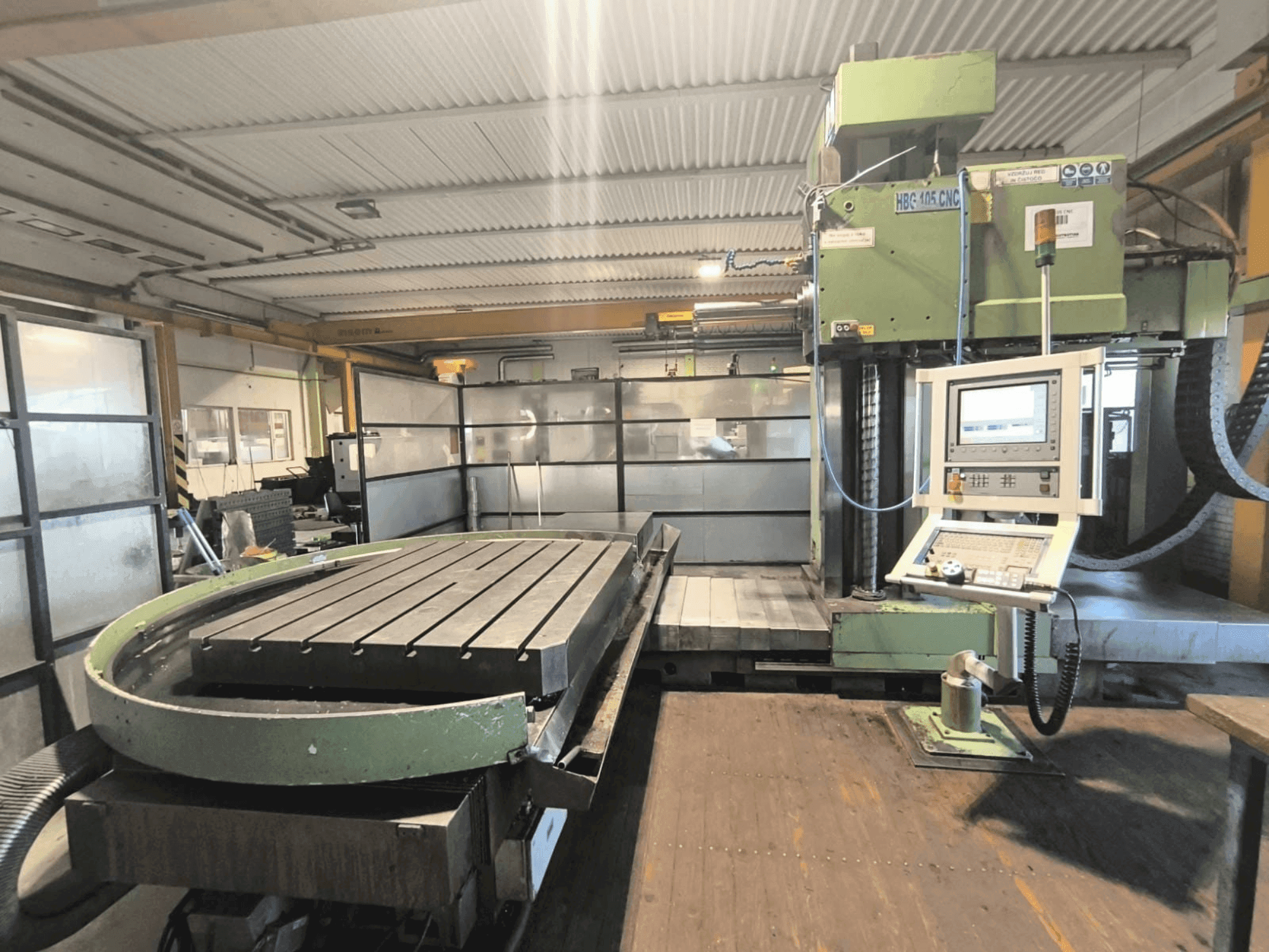 Вид станка MONTAVAR HBG 105 CNC спереди