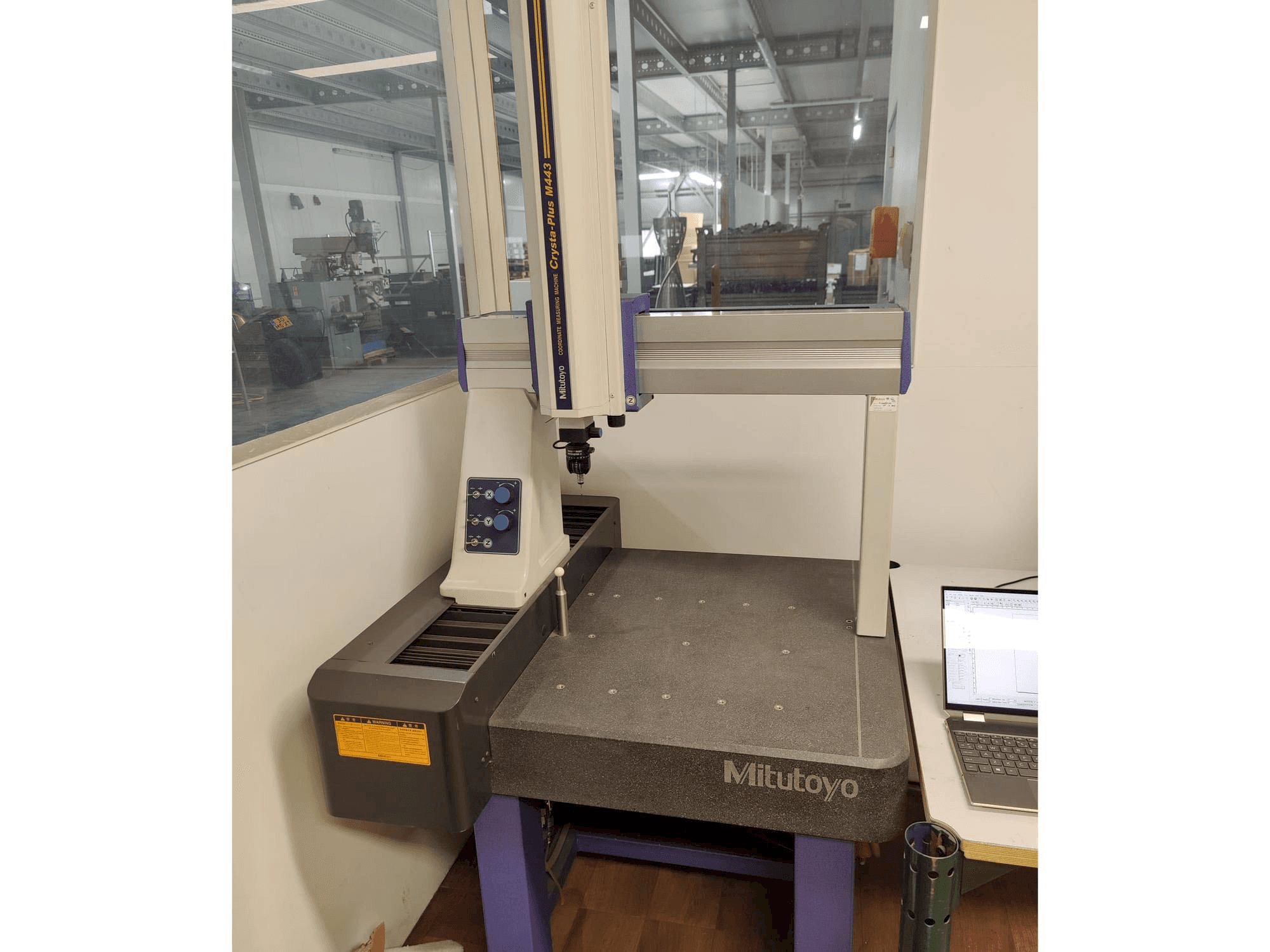 Вид станка Mitutoyo Crysta-Plus M443 спереди