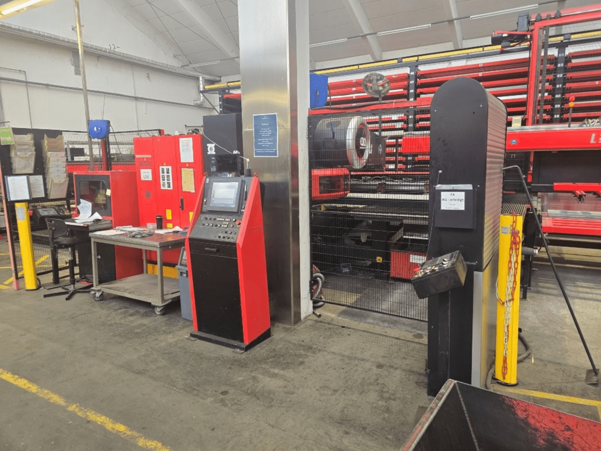 Вид спереди на штамповочный станок с ЧПУ AMADA EMZ 3610 NT с панелью управления и защитным кожухом в заводской комплектации.