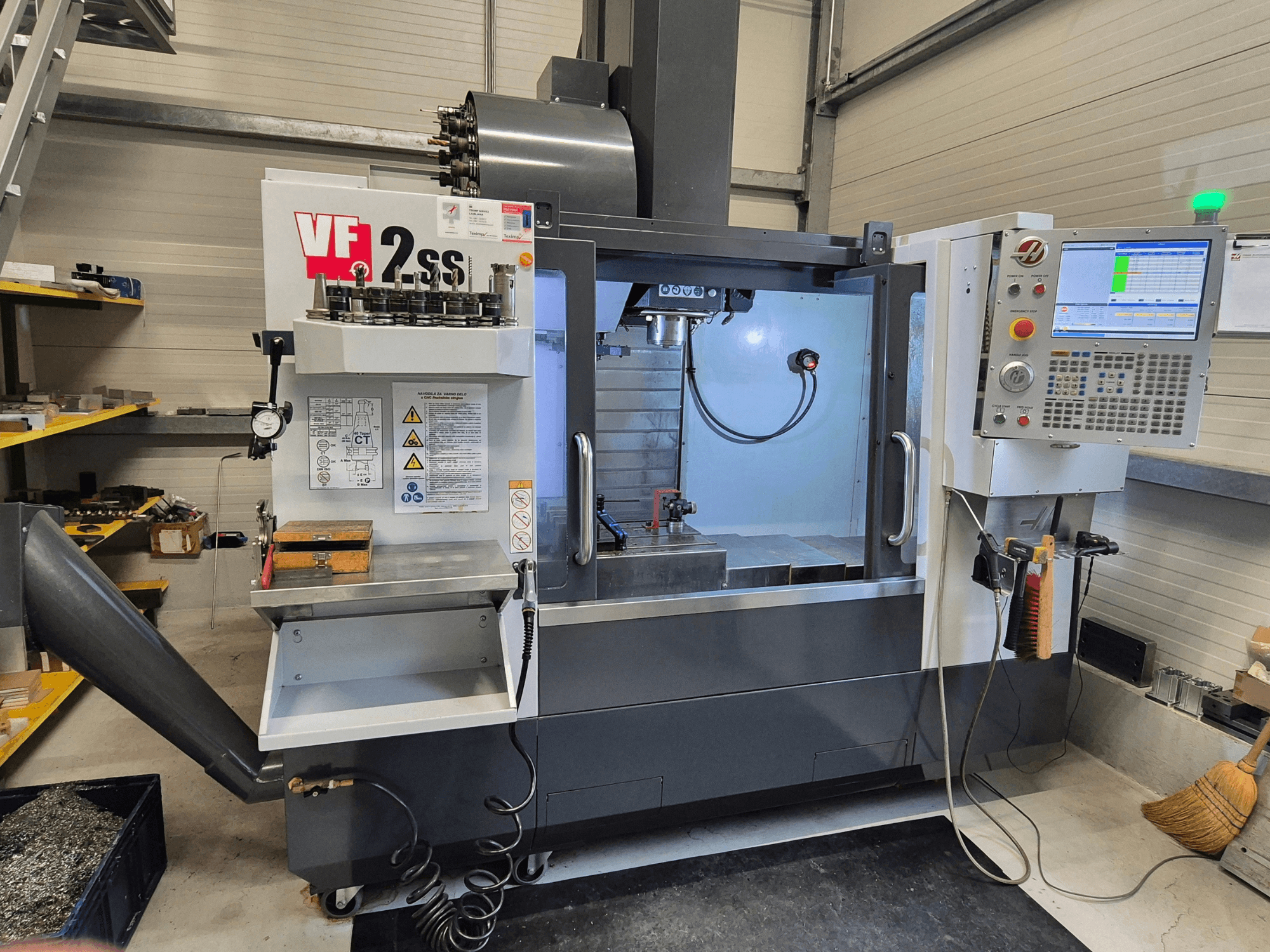 Вертикальный обрабатывающий центр HAAS VF2 SS-EU спереди, видны элементы управления, шпиндель и зона обработки.