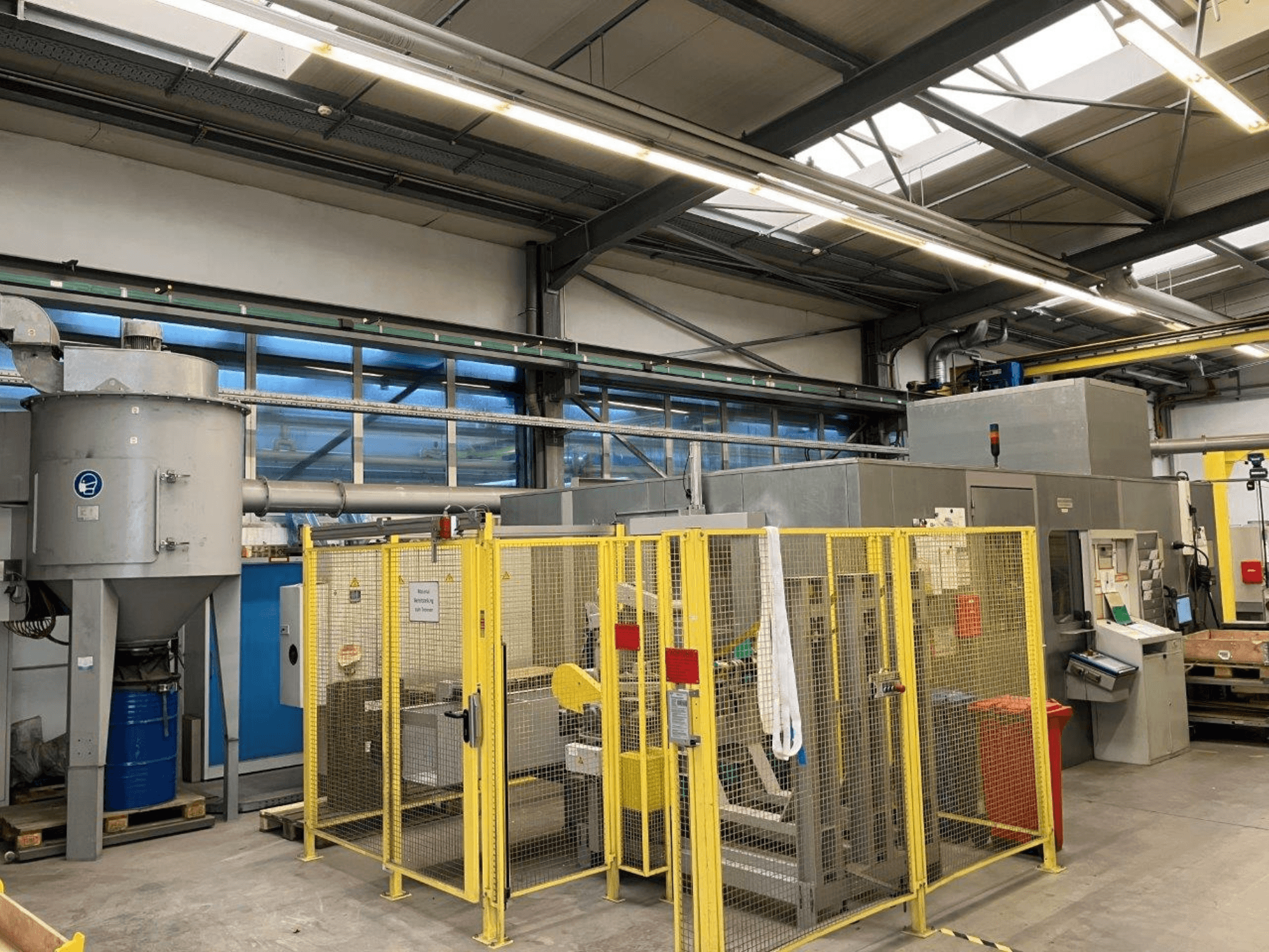 Бесцентрово-шлифовальный станок HARALD BAUGMARTEN TM 400 S, вид спереди, видны защитное ограждение и вытяжная система.