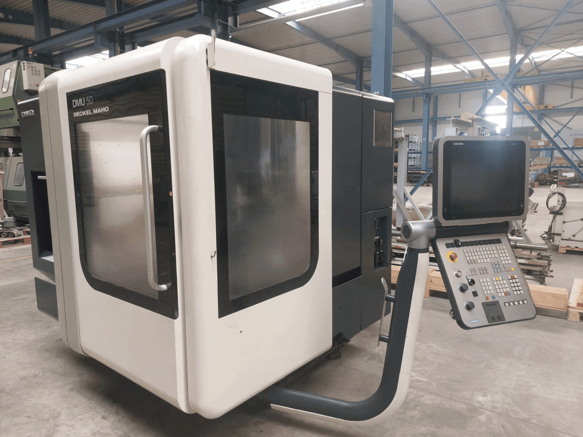 Вид станка DMG DECKEL MAHO DMU 50 спереди