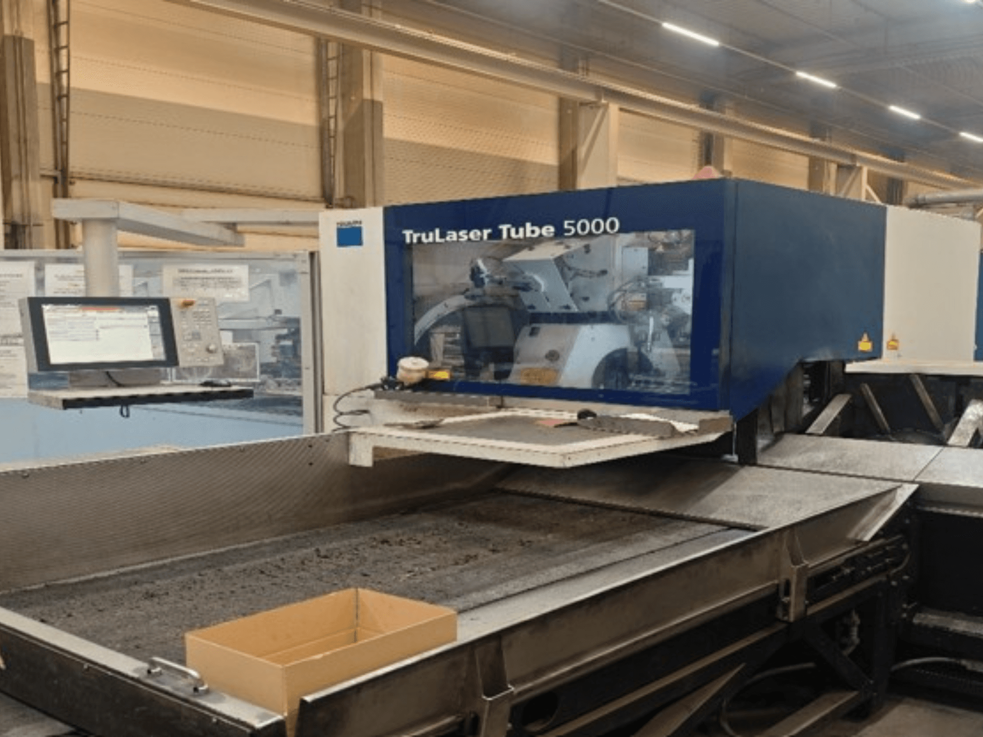 TRUMPF TruLaser Tube 5000 в виде спереди, на котором видны панель управления и зона резки, обеспечивающие точность операций по резке труб.