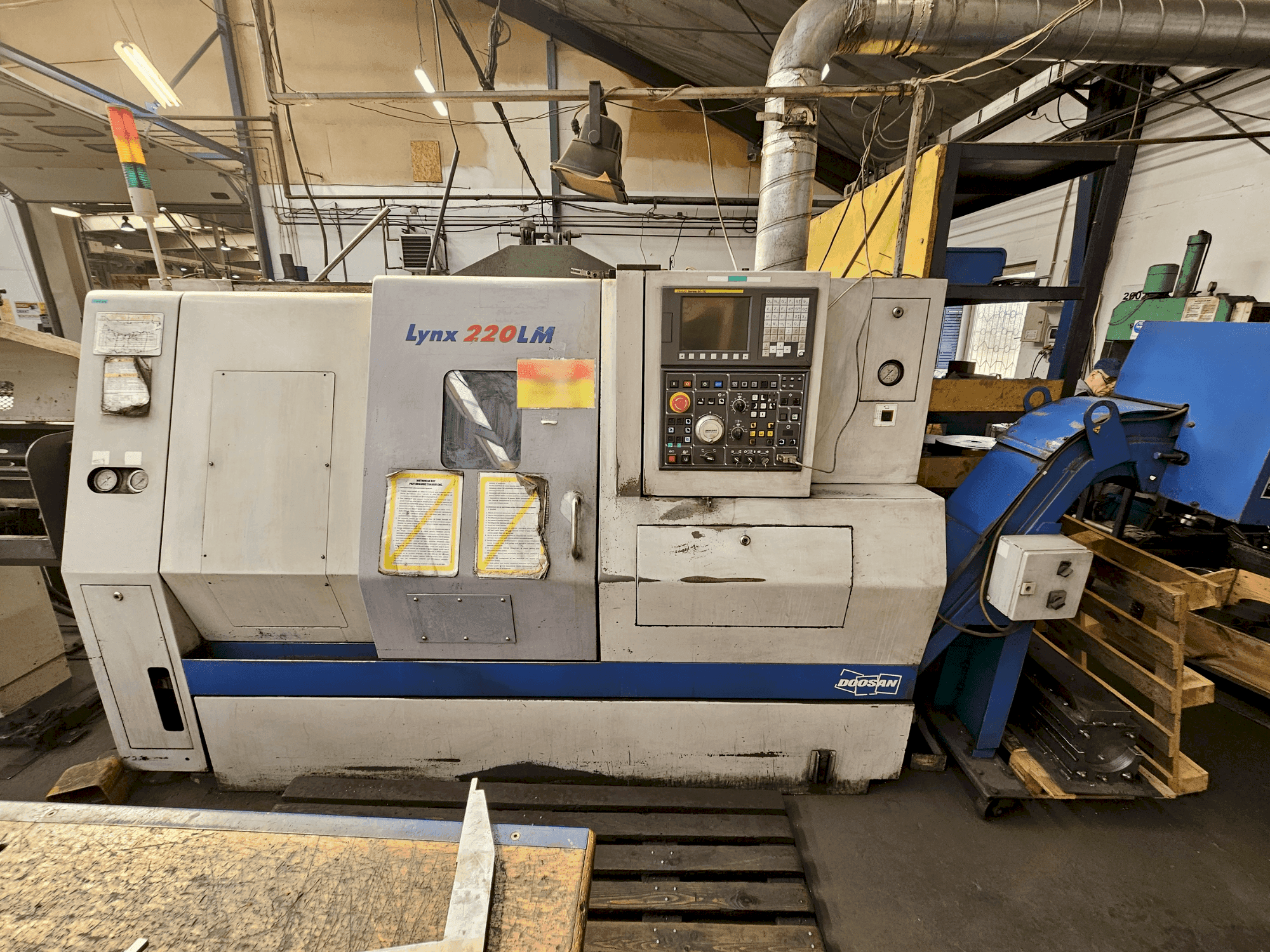 Вид станка DOOSAN LYNX 220LMA спереди