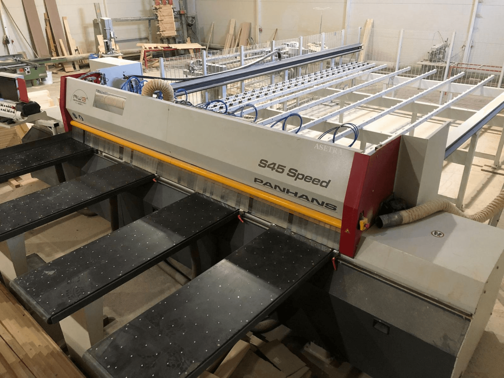 Вид сбоку на пильный станок PANHANS S45 Speed с пятью столами и видимой панелью управления с системой пылеудаления.