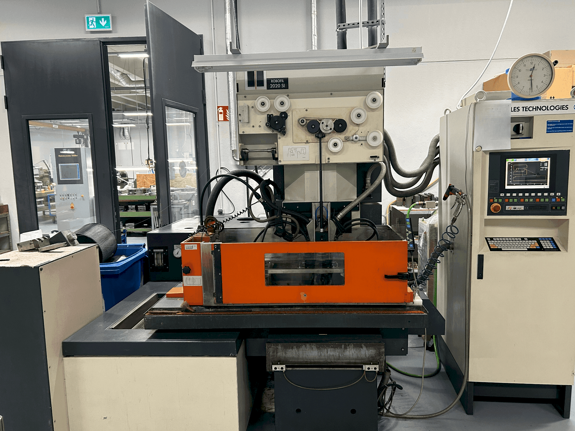 Вид станка CHARMILLES ROBOFIL 2020 SI спереди