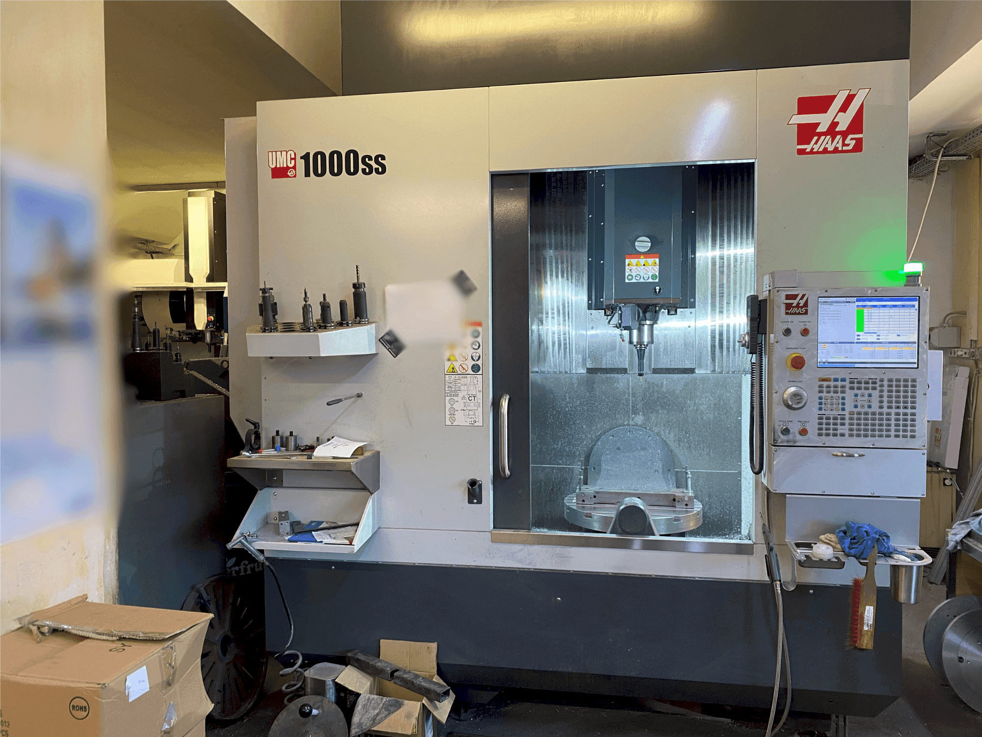 Вид станка HAAS UMC-1000SS спереди
