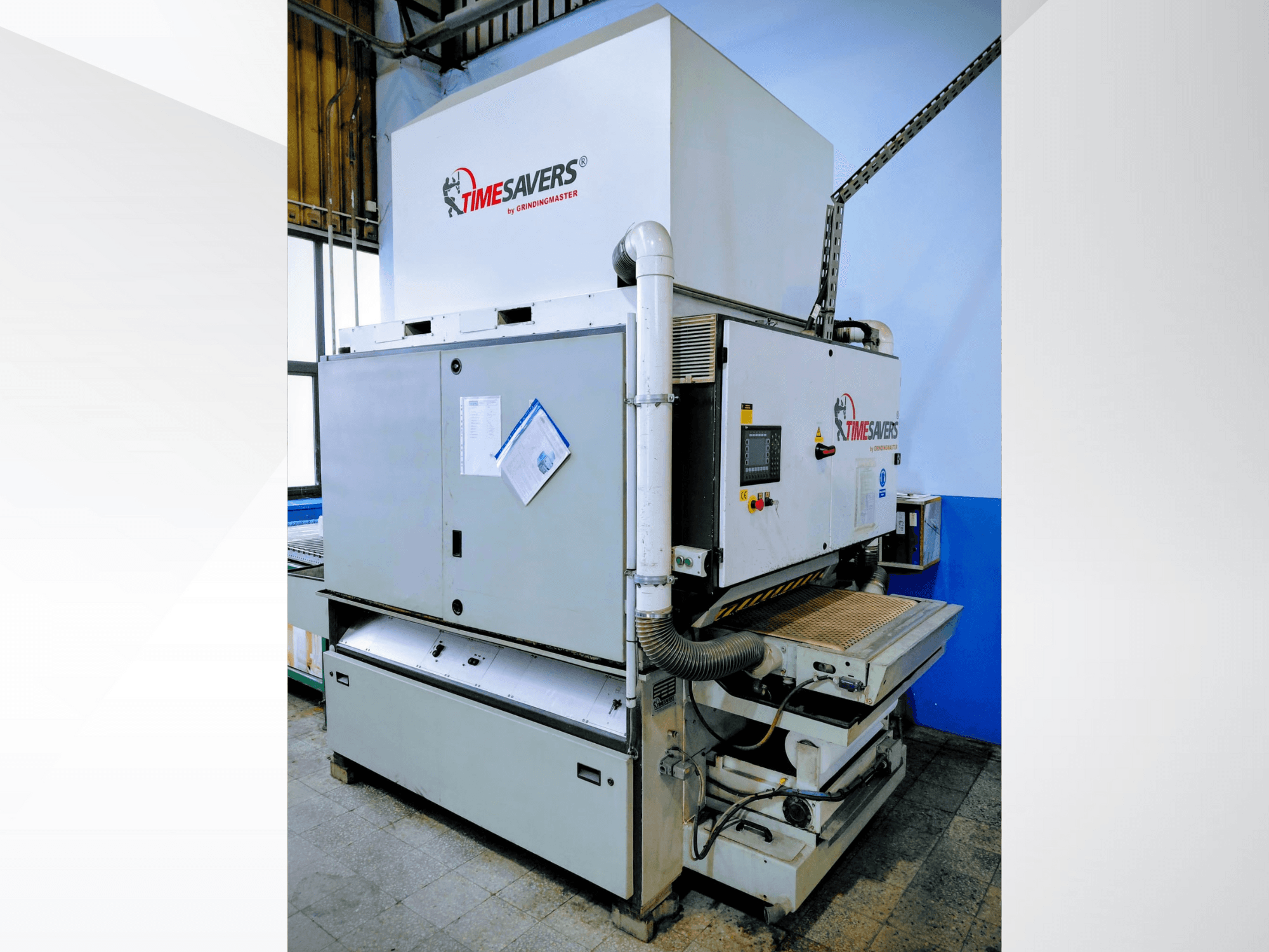 Промышленная шлифовальная машина Timesavers, вид спереди. Имеет оперативное управление, пылеудаление и регулируемую шлифовальную станину для обеспечения точности.