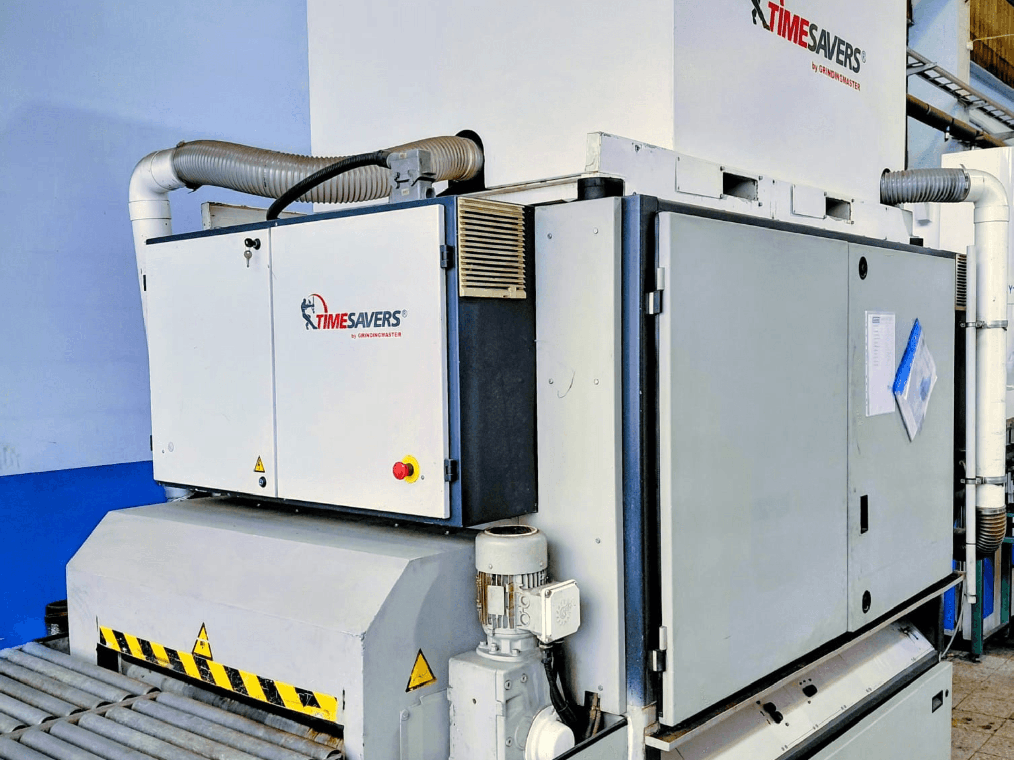 Промышленная шлифовальная машина TIME SAVERS, вид сбоку, с регулируемым роликом, панелью управления и системой пылеудаления.