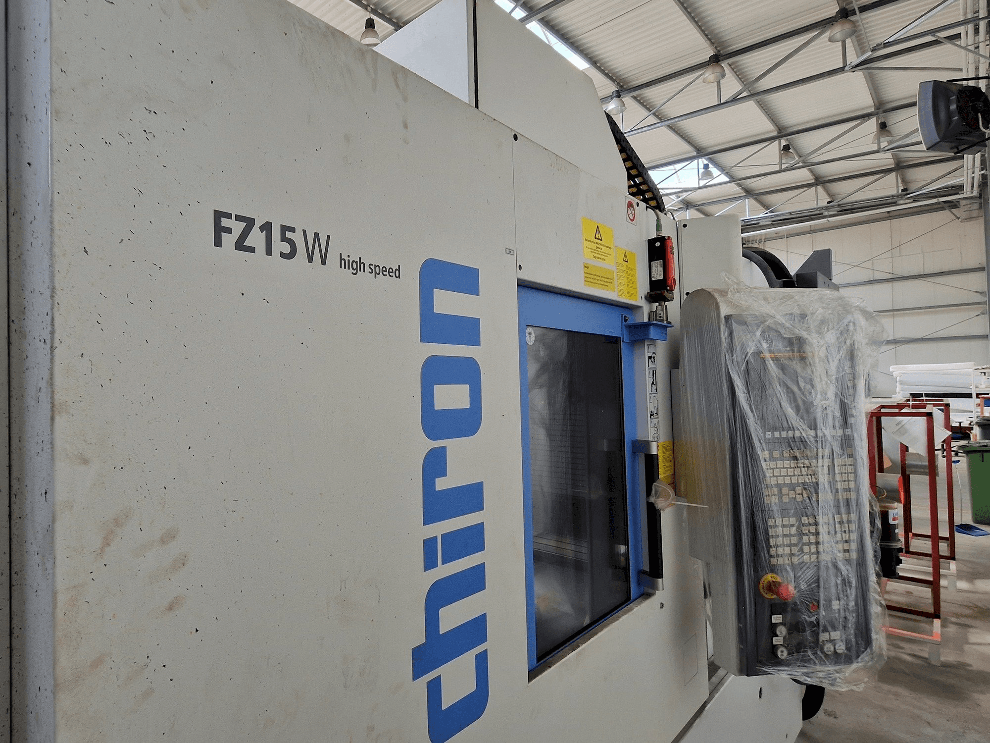 Вид станка с CHIRON FZ15 W HS правой стороны