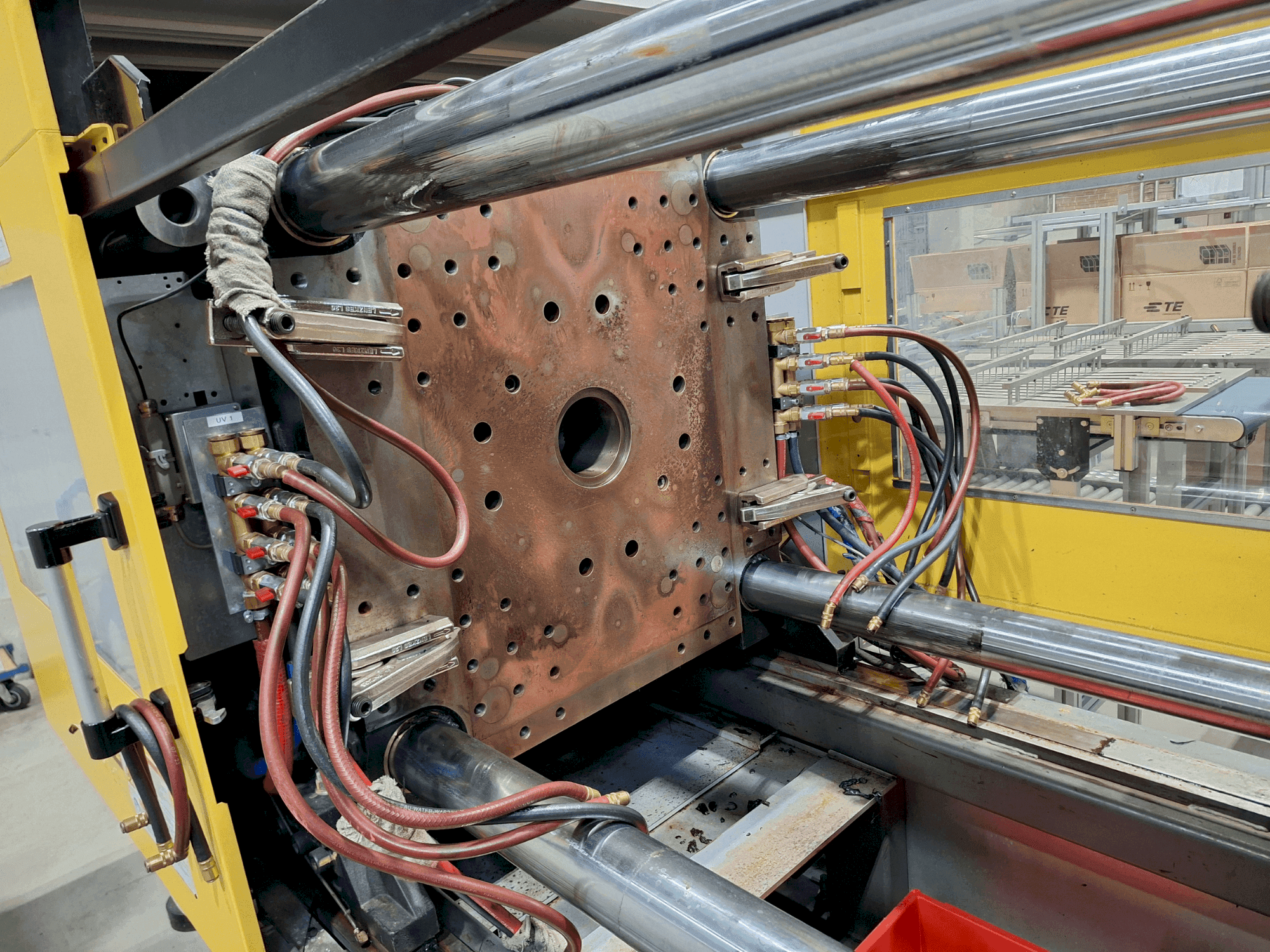 Вид станка FANUC Roboshot S220iA спереди