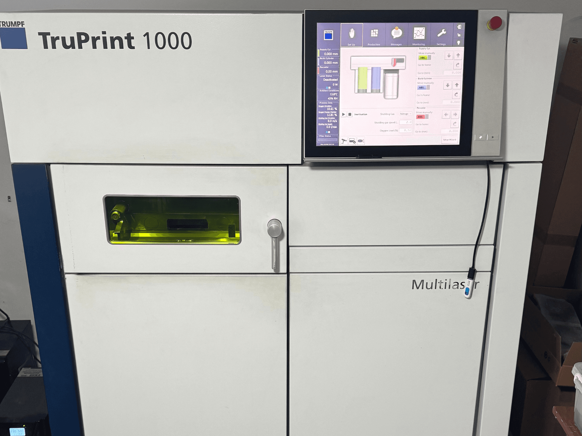 TruPrint 1000 от Trumpf, вид спереди, с цифровой панелью управления и прозрачным смотровым окном для контроля.