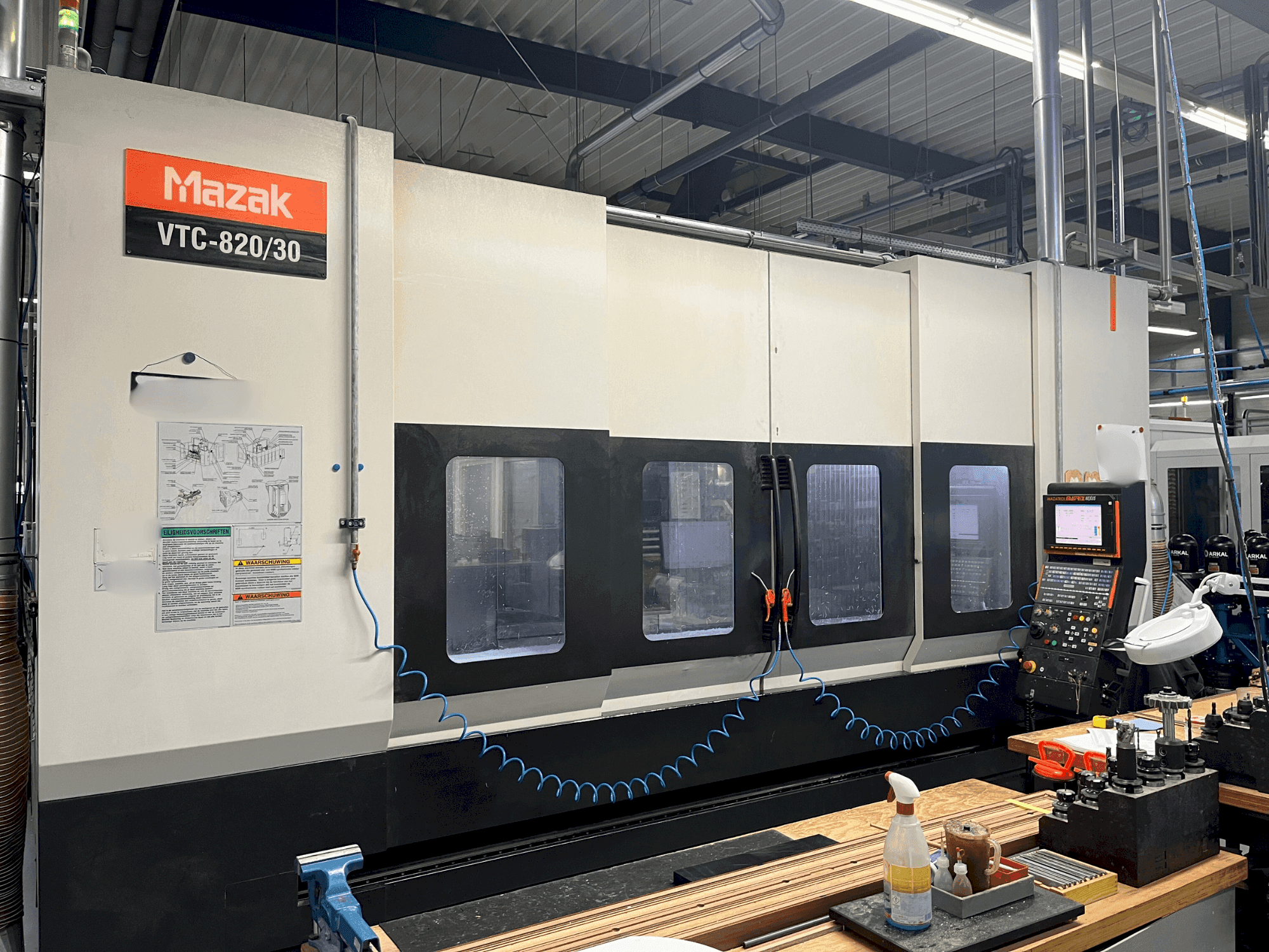 Вид станка Mazak VTC-820/30 спереди