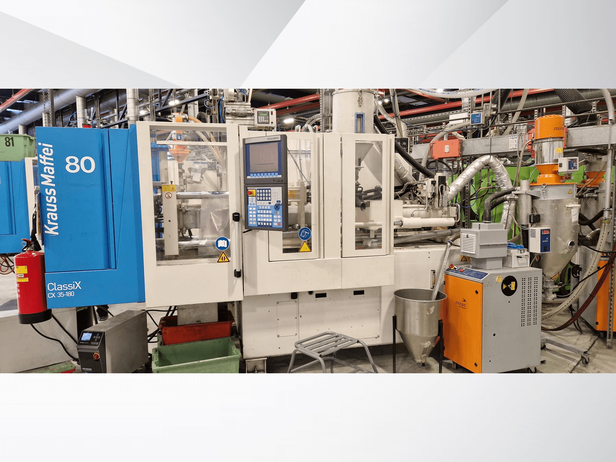 Гидравлическая литьевая машина Krauss Maffei ClassiX CX 35-180, вид спереди, видна панель управления и вспомогательное оборудование.