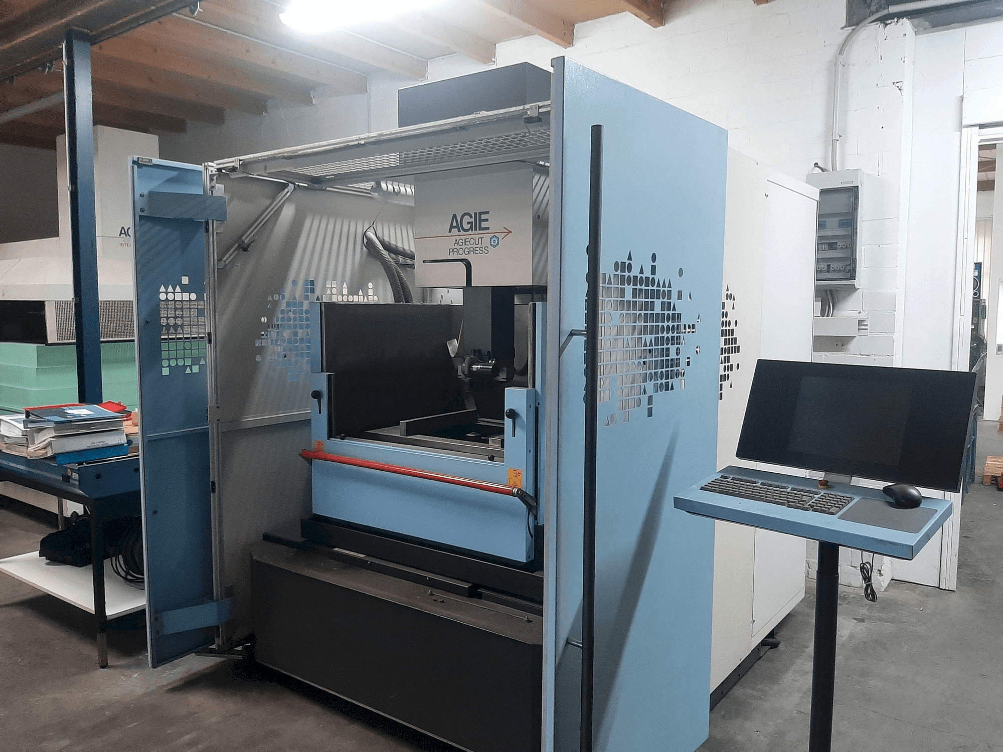 Вид станка AGIE Agiecut Progress 3 спереди