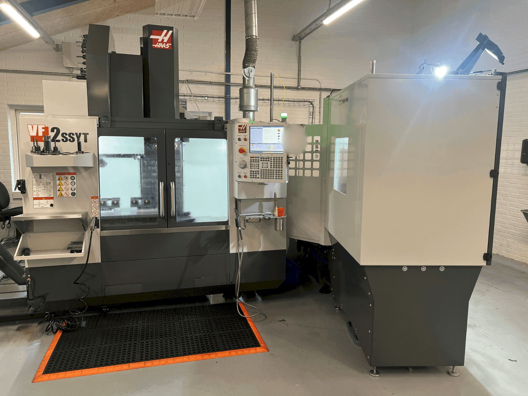Вид станка HAAS VF-2SSYT спереди