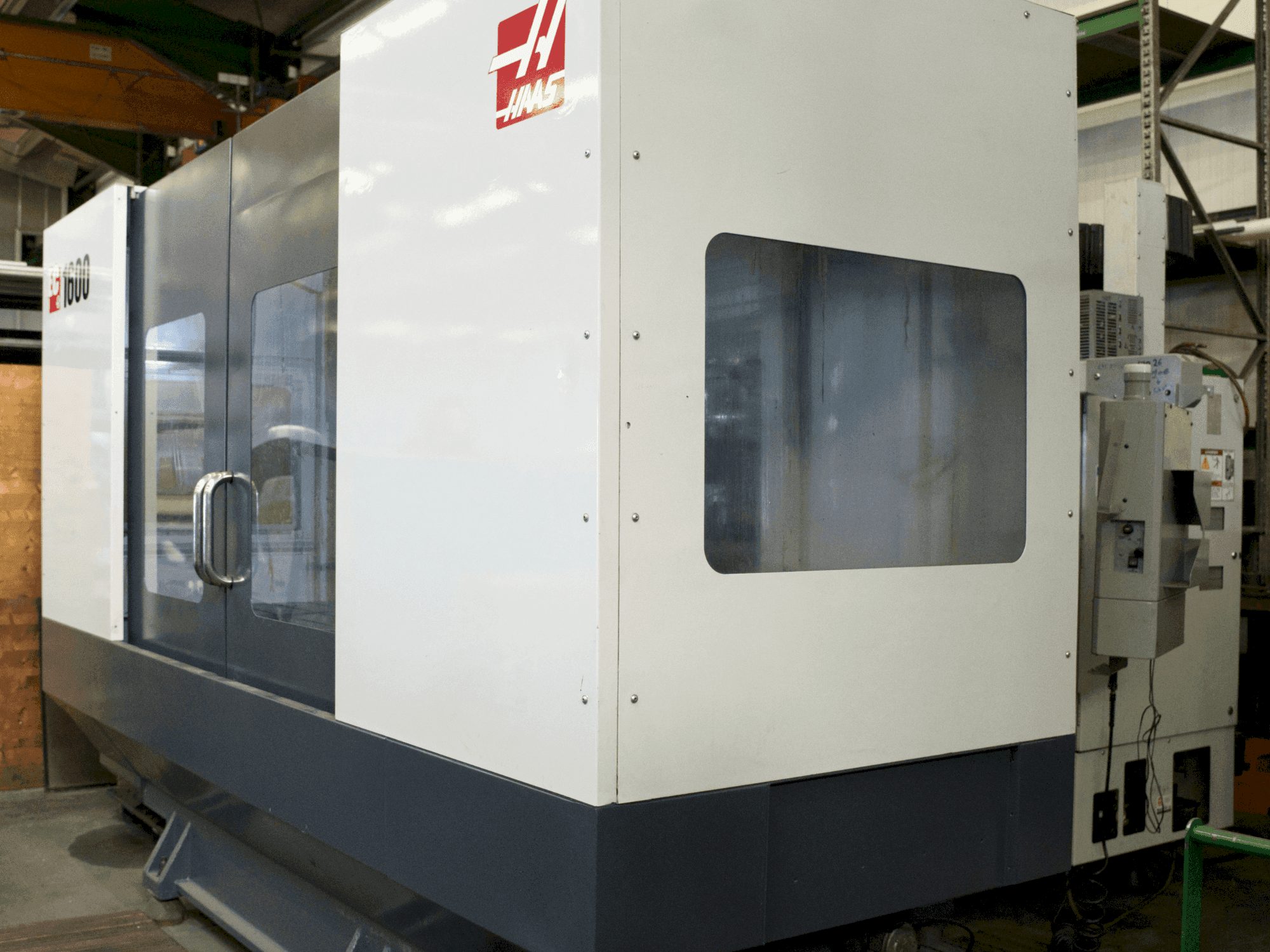 Вид станка HAAS EC-1600 спереди
