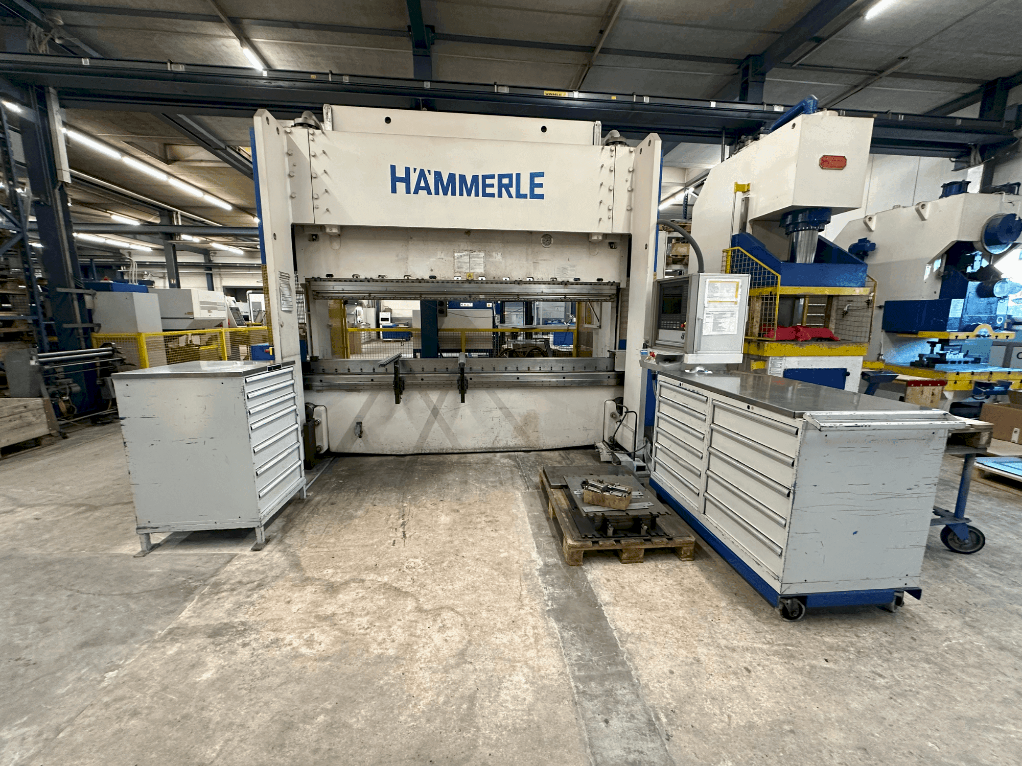 Вид станка HAMMERLE BM 200 - 3100 спереди