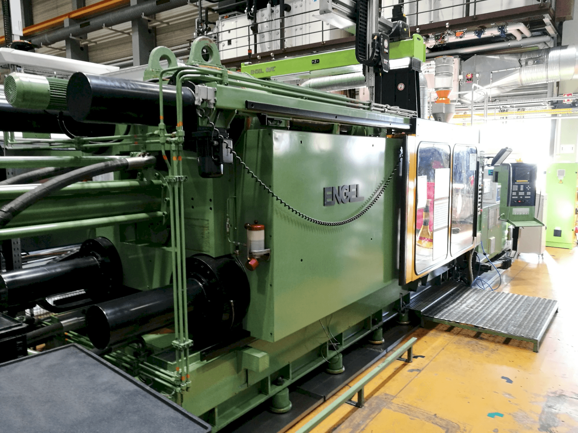 Right view of ENGEL ES 4400/800 Machine