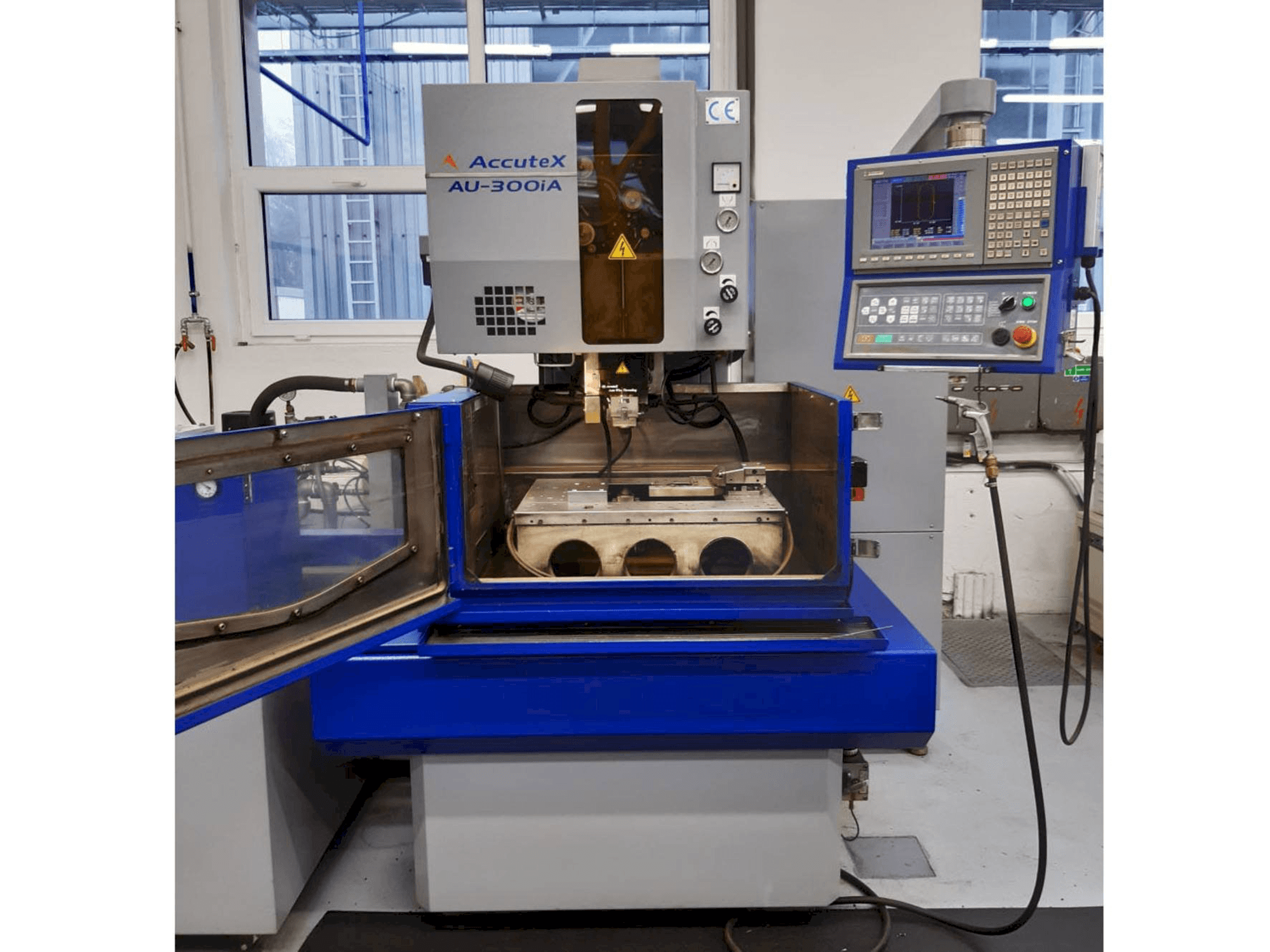 Front view of AccuteX AU-300iA machine