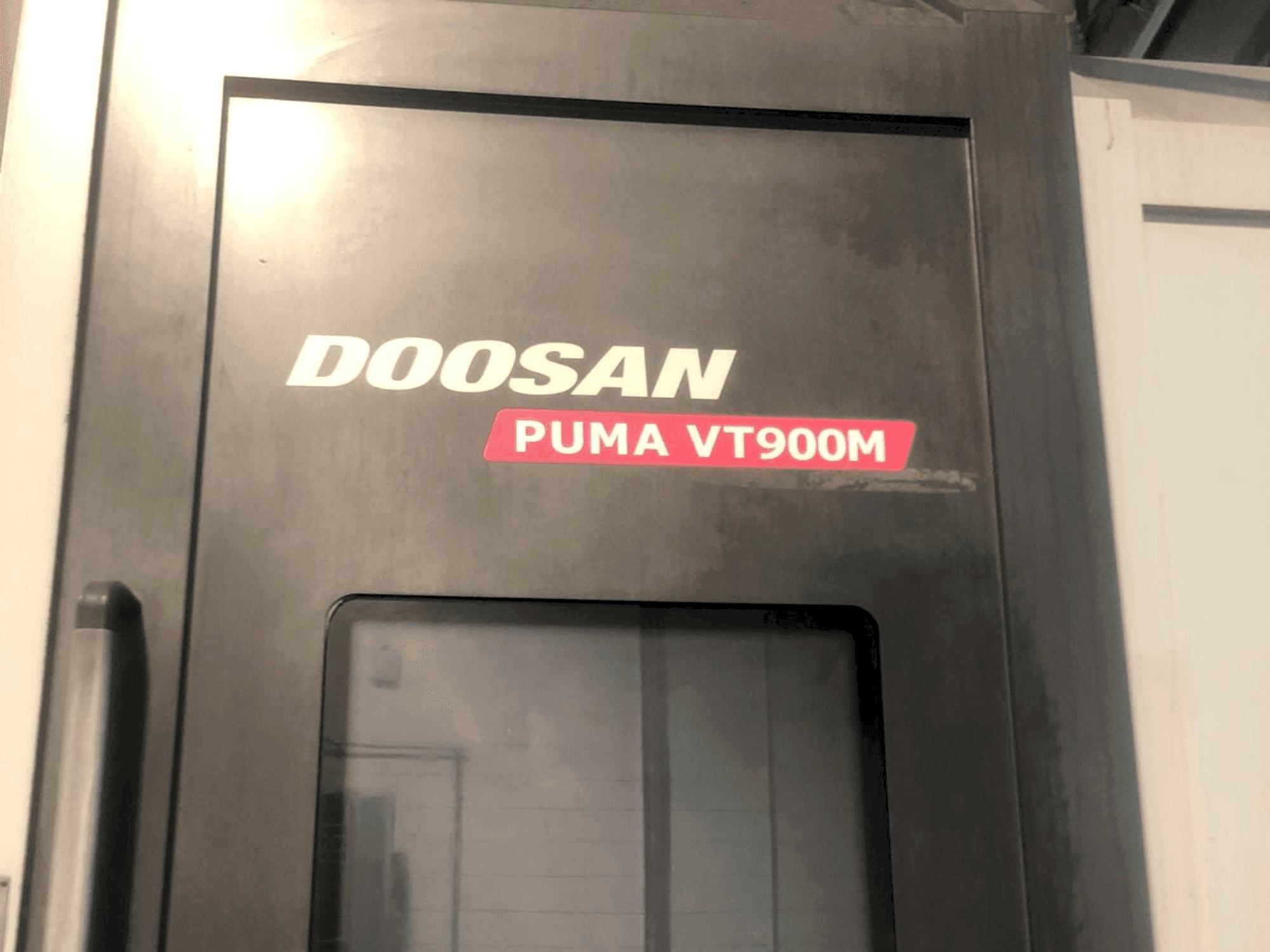 Вид станка DOOSAN Puma VT900M спереди