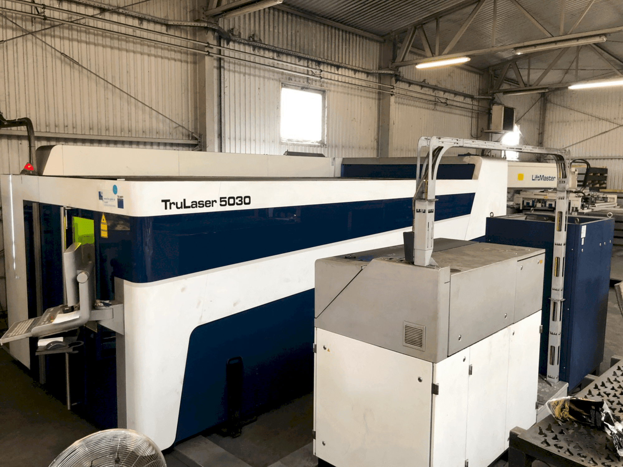 Вид станка TRUMPF Trulaser 5030 Fiber спереди