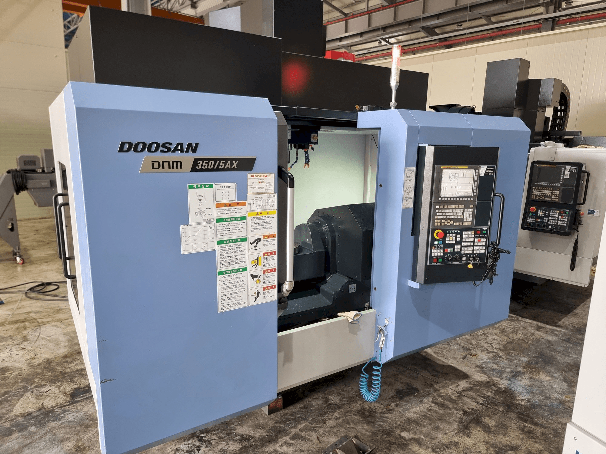 Вид станка Doosan DNM350/5AX спереди