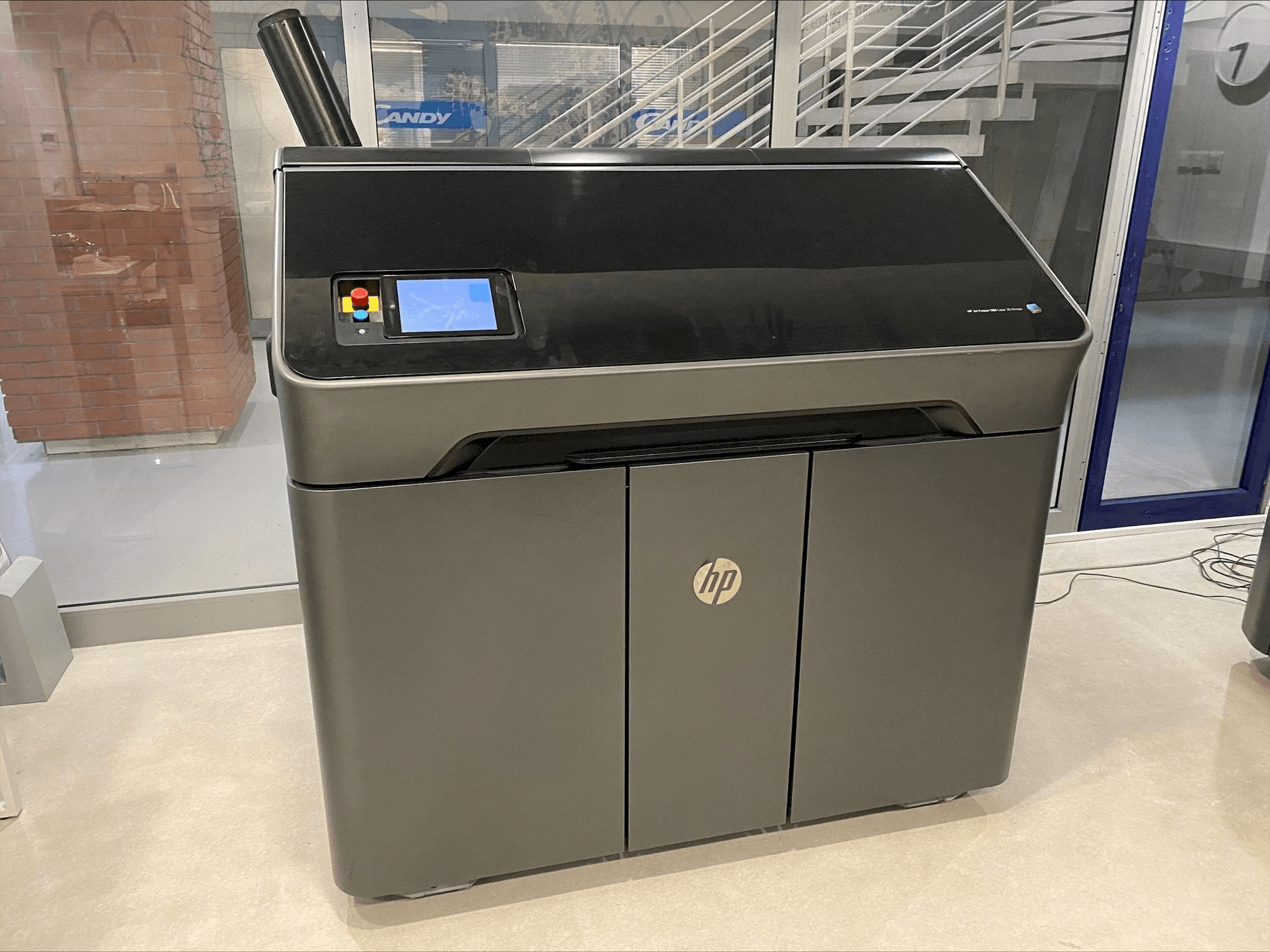 Вид станка HP Jet Fusion 580 Color 3D printer M2K85A спереди