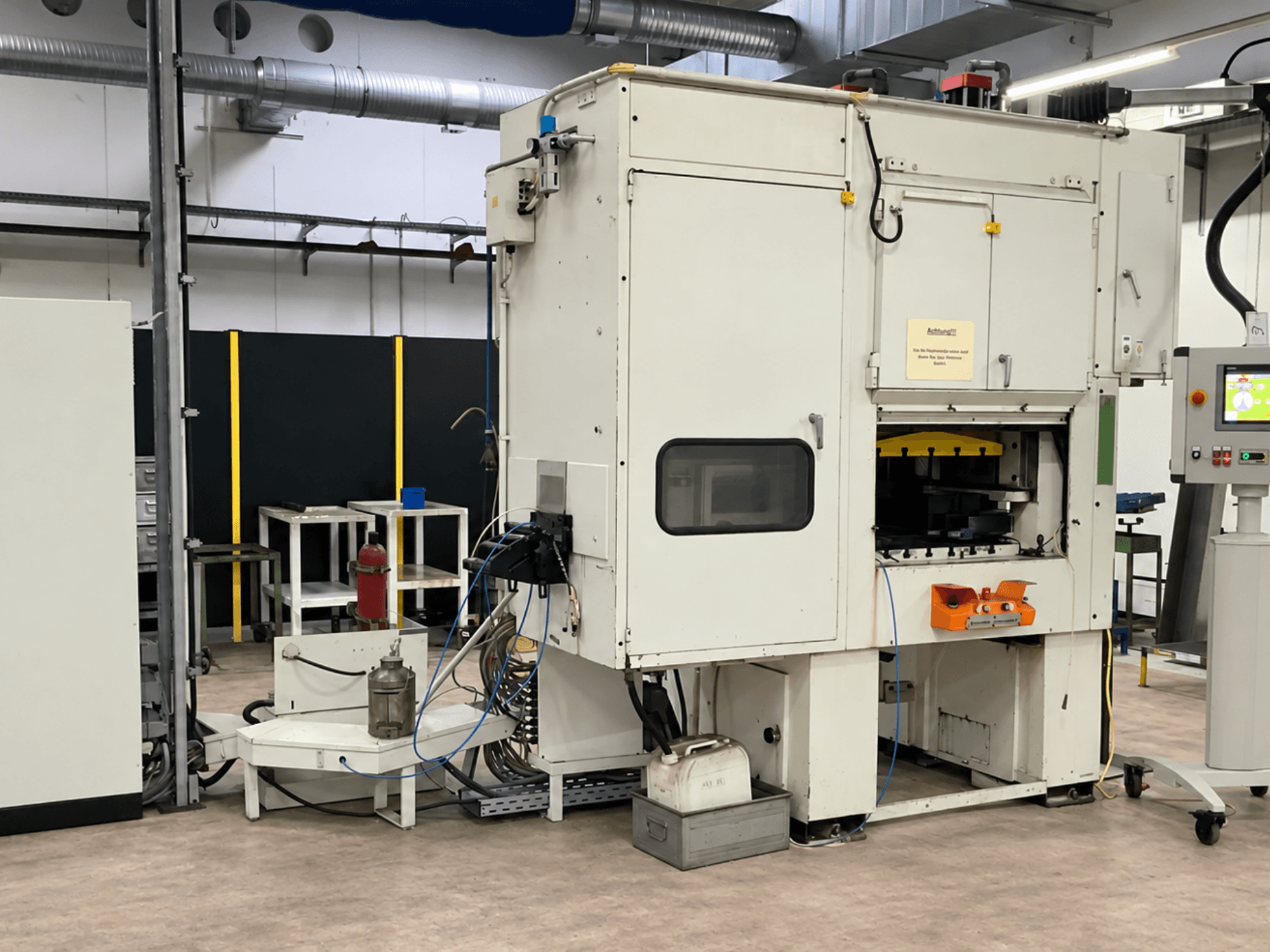 Высокоскоростной механический штамповочный пресс KAISER V50W — вид спереди с панелью управления, средствами безопасности и рабочей зоной.
