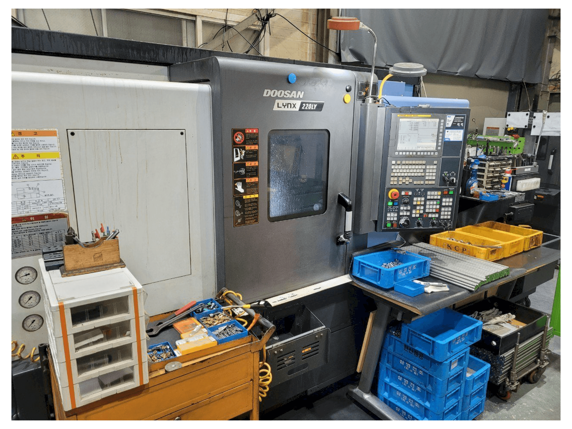 Вид станка Doosan LYNX220LYA спереди