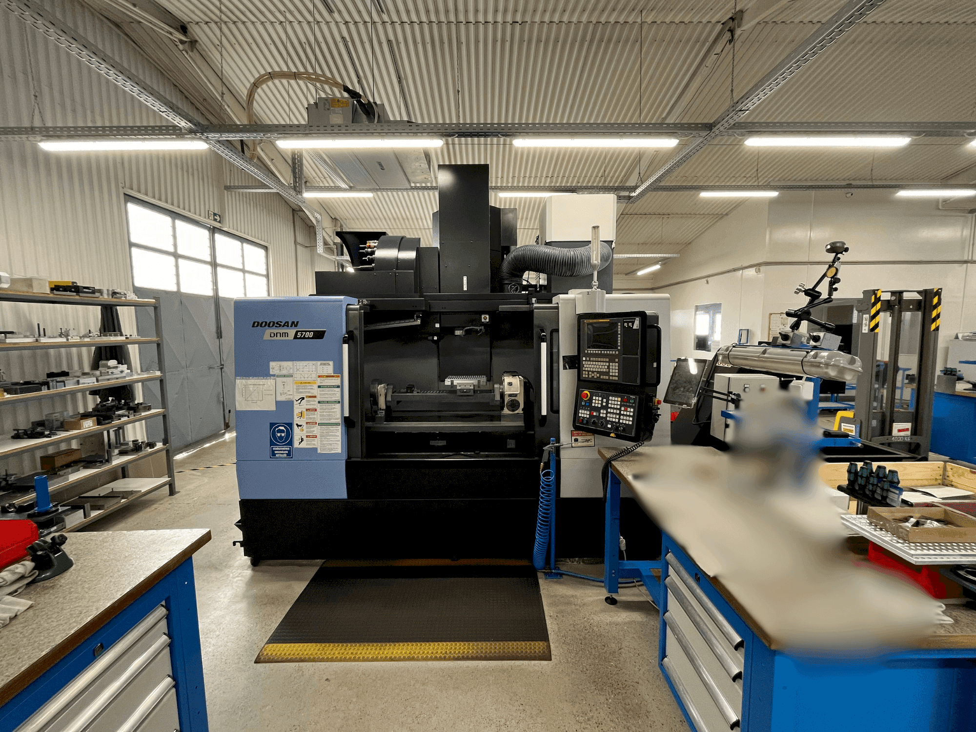 Вид станка DOOSAN DNM 5700 спереди