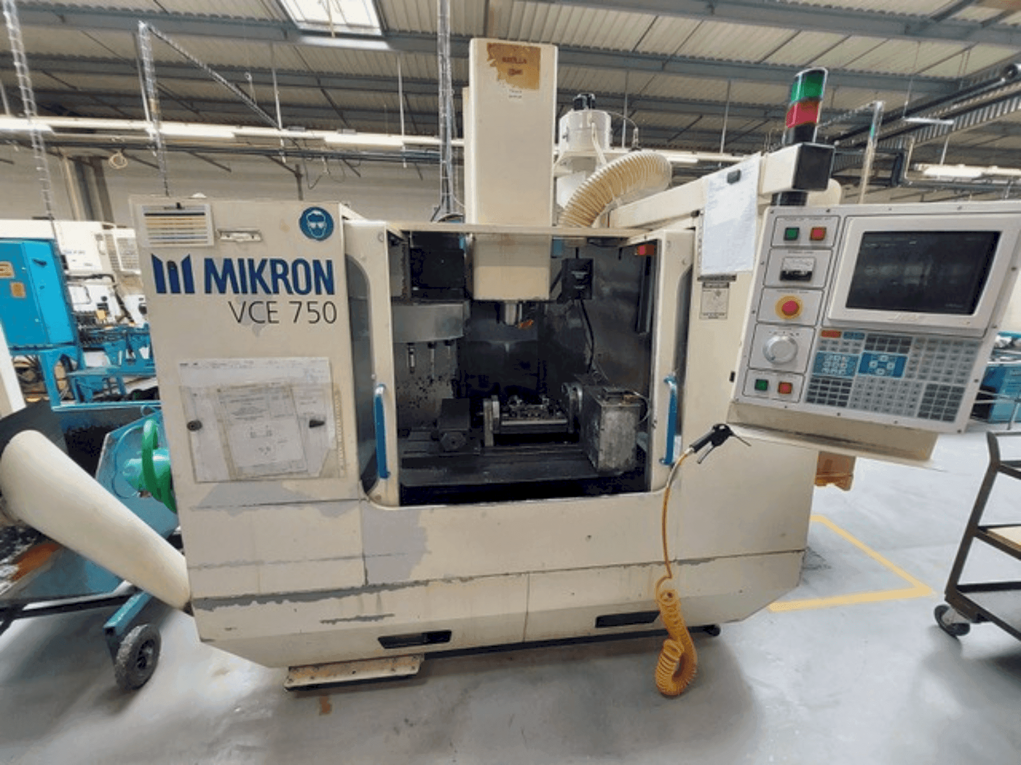 Вид станка HAAS MIKRON VCE 750 спереди