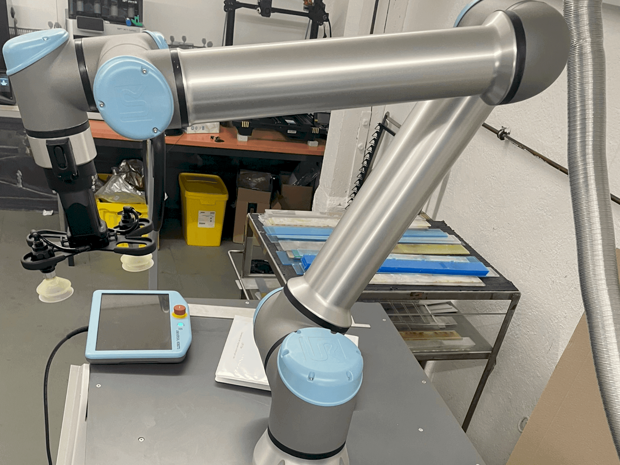 Вид станка Universal Robots UR10 спереди