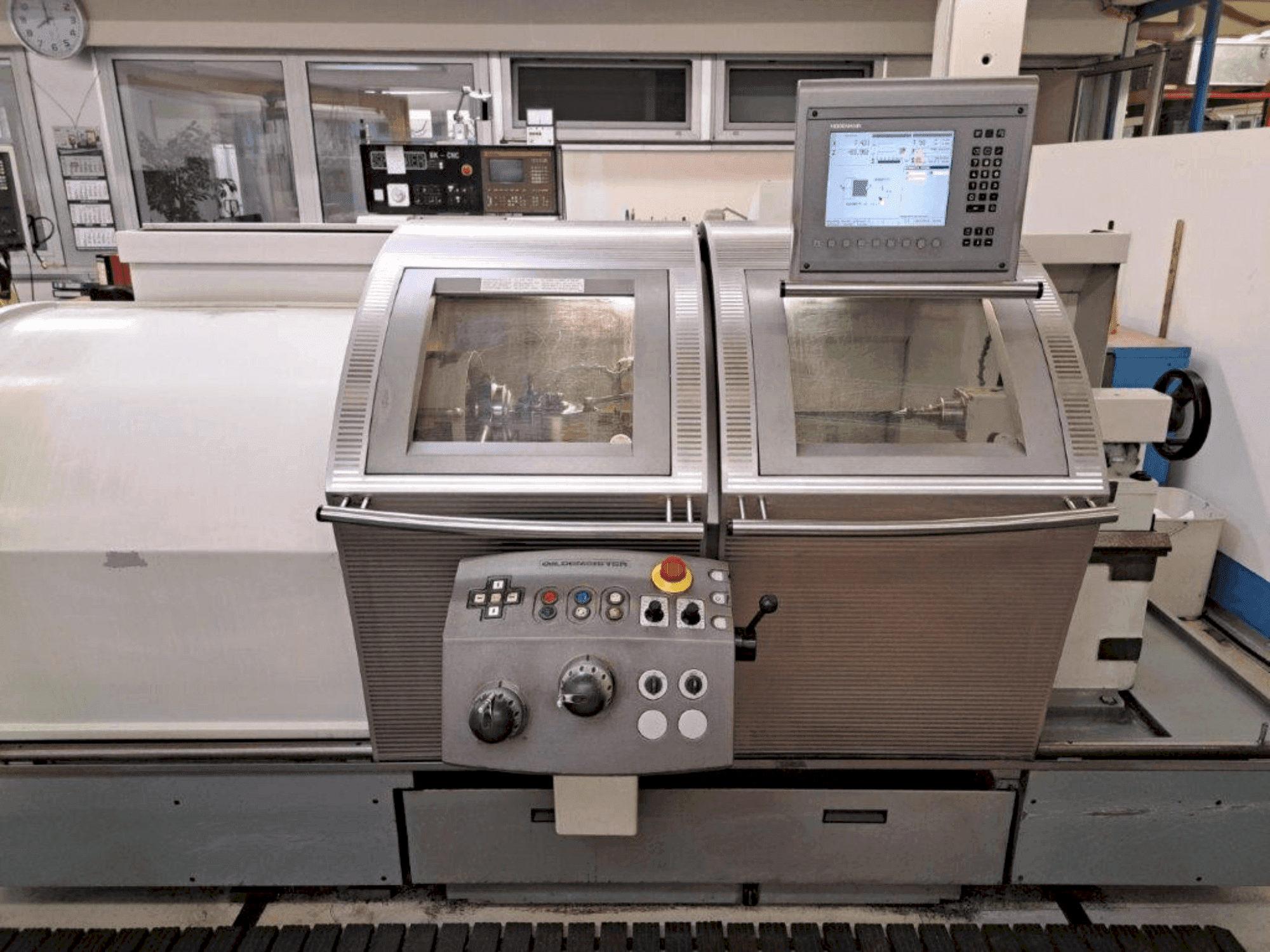 Вид станка Gildemeister NEF520 спереди