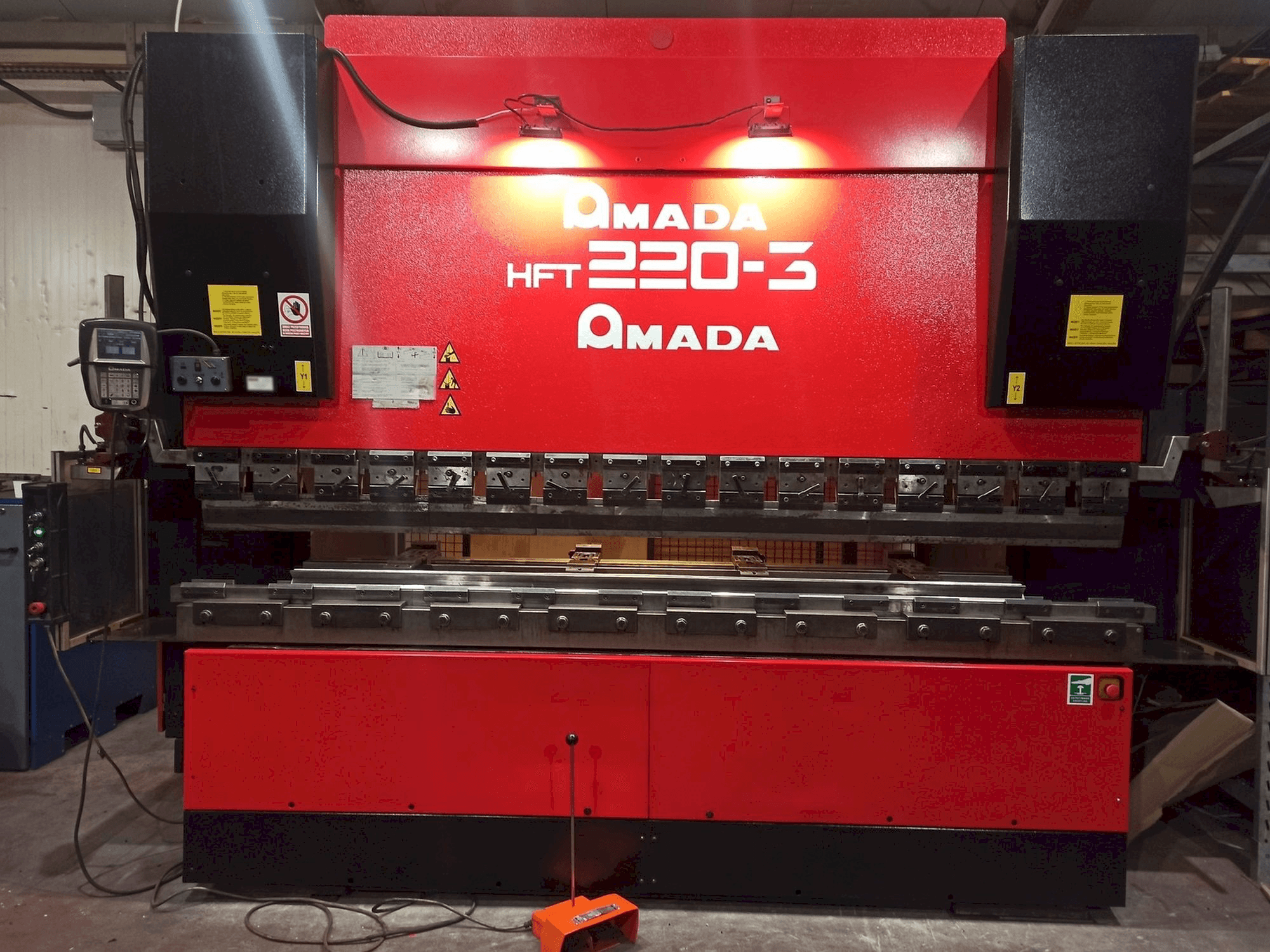 Вид станка AMADA HFT 220-3 спереди