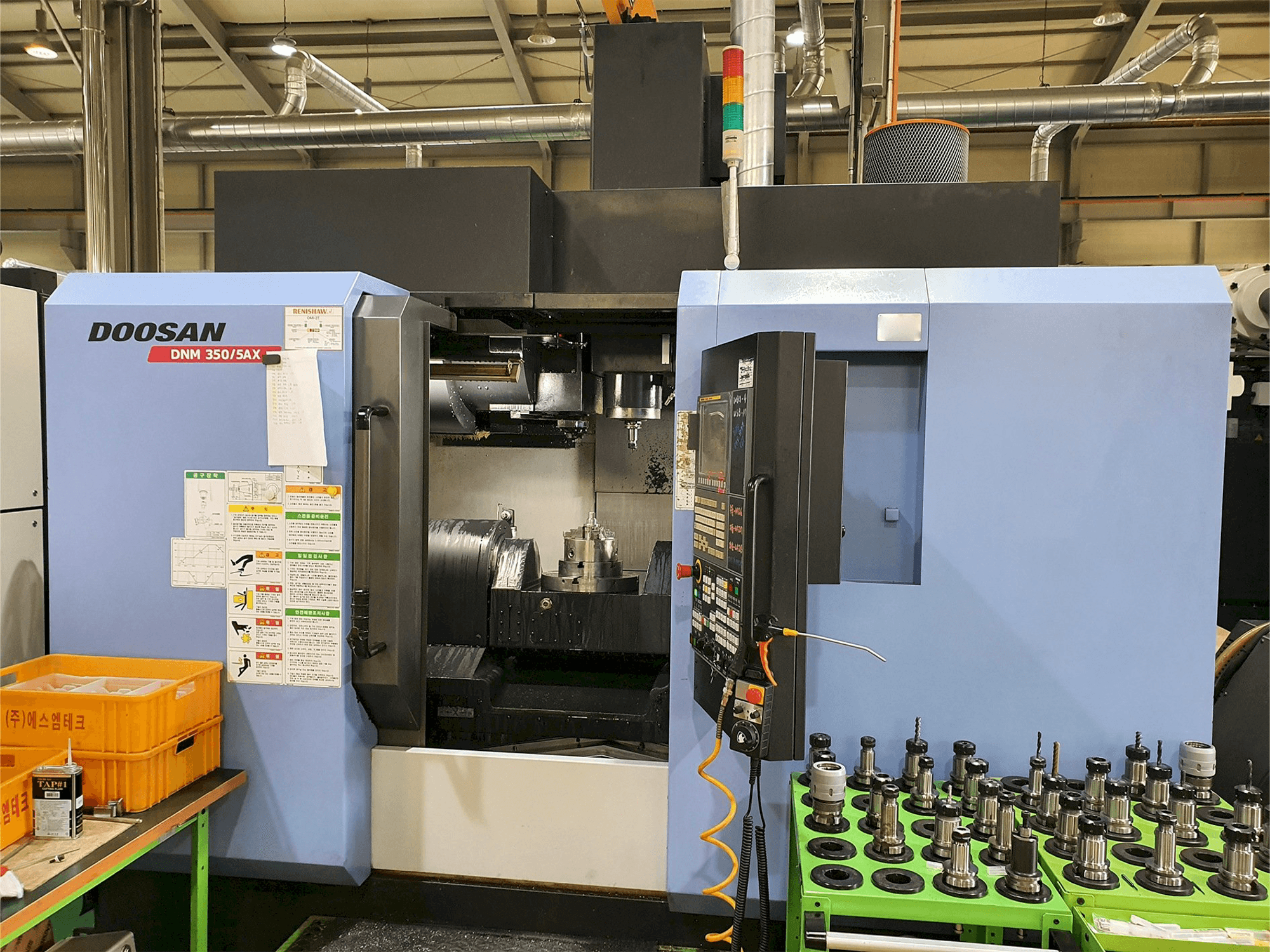 Вид станка Doosan DNM350/5AX спереди