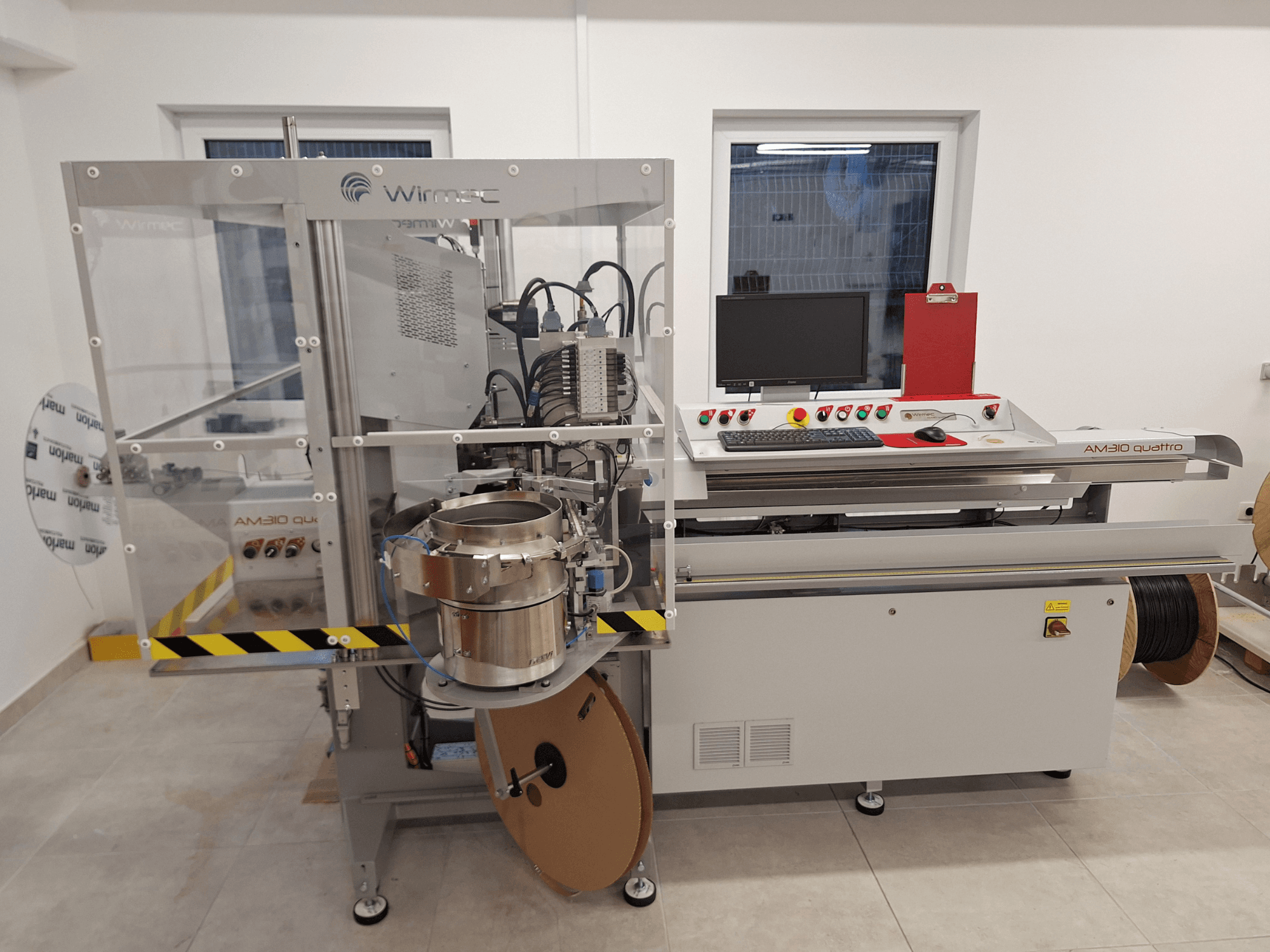 Станок WIRMEC AM310-117, вид спереди, с панелью управления, компьютером и компонентами из нержавеющей стали, установлен на рабочем месте.