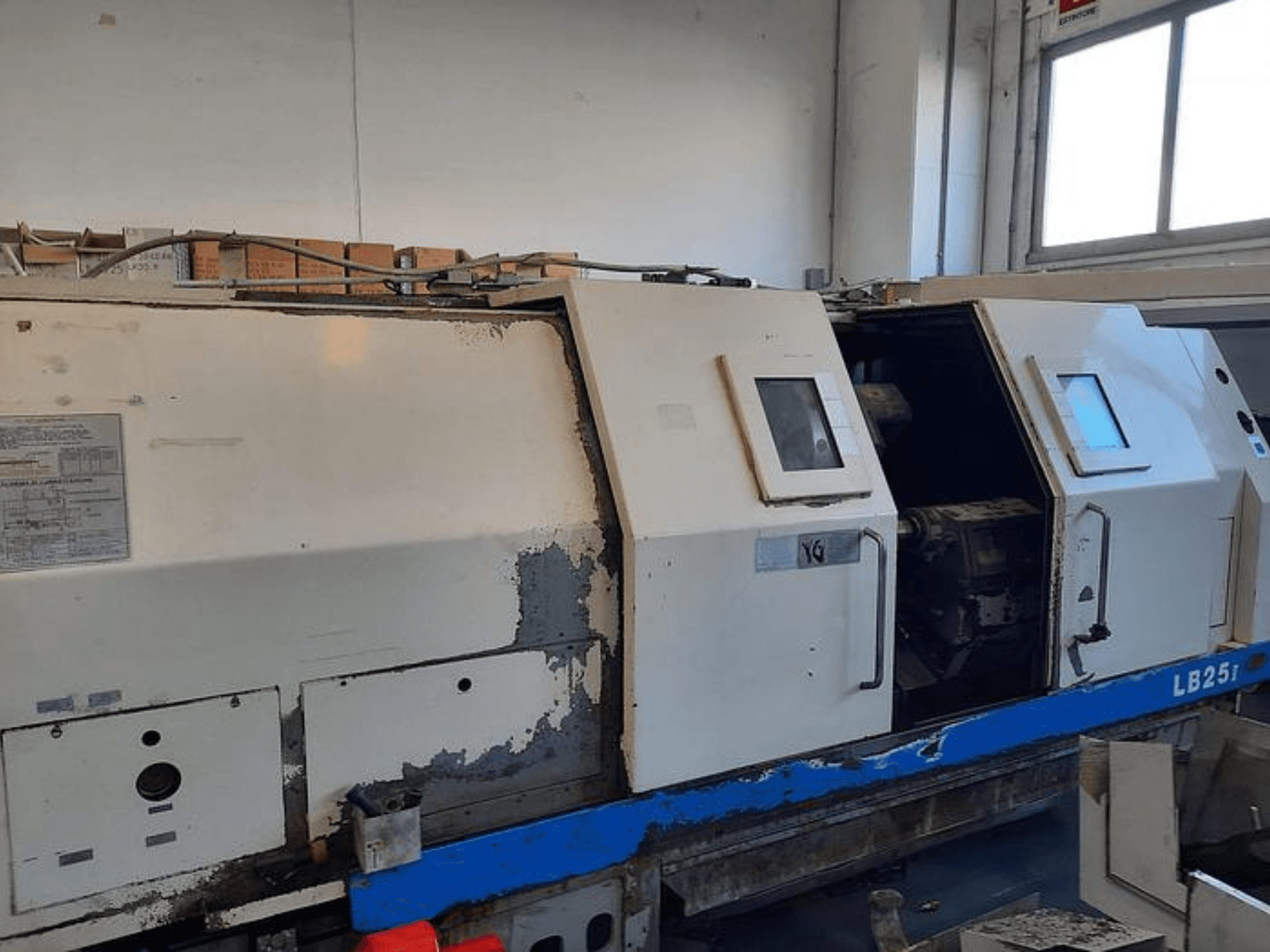 Токарный станок LB251, вид сбоку на изношенную внешнюю часть, открытая панель показывает внутренний механизм и элементы управления.