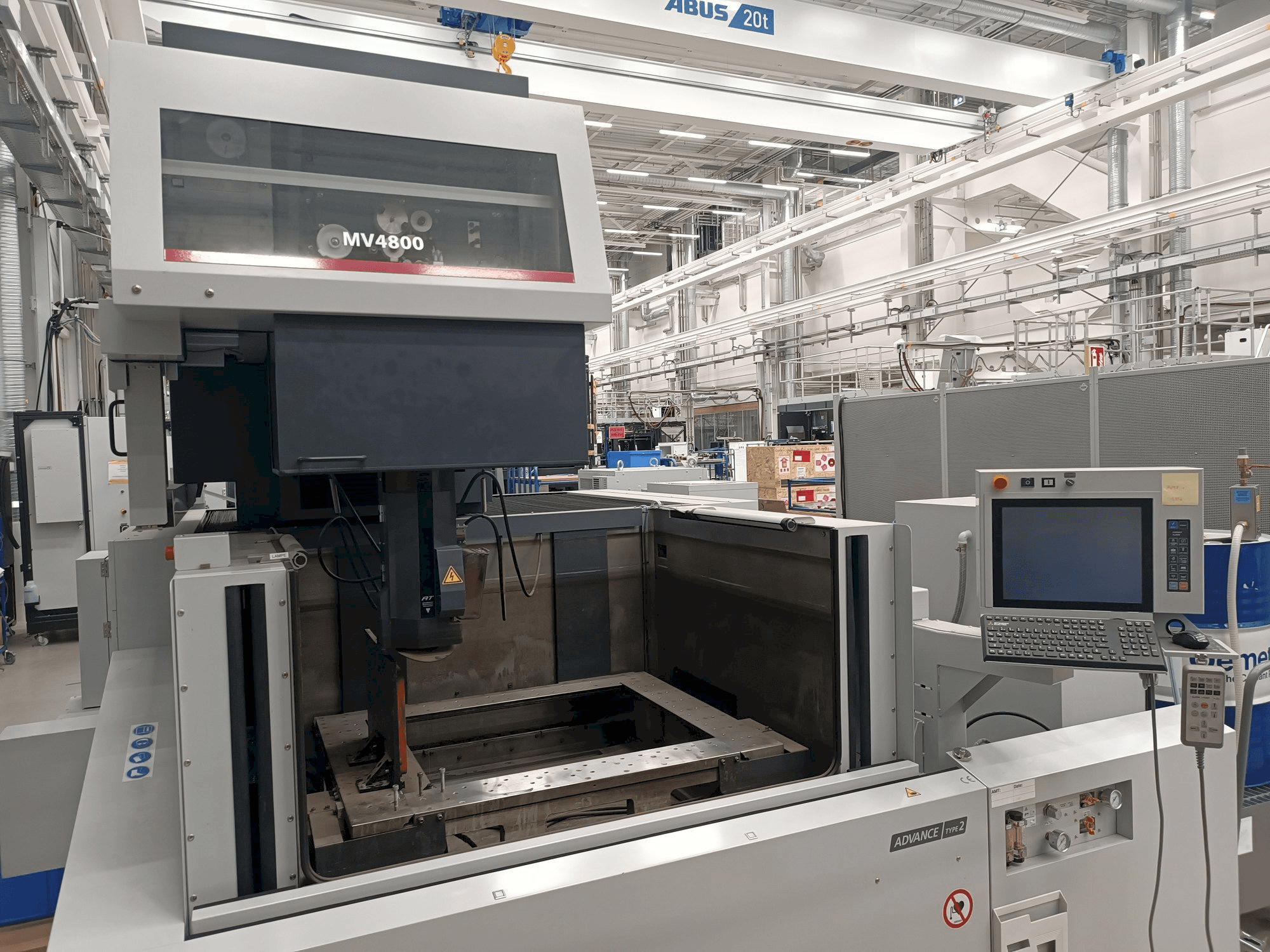 Вид станка Mitsubishi MV4800 спереди