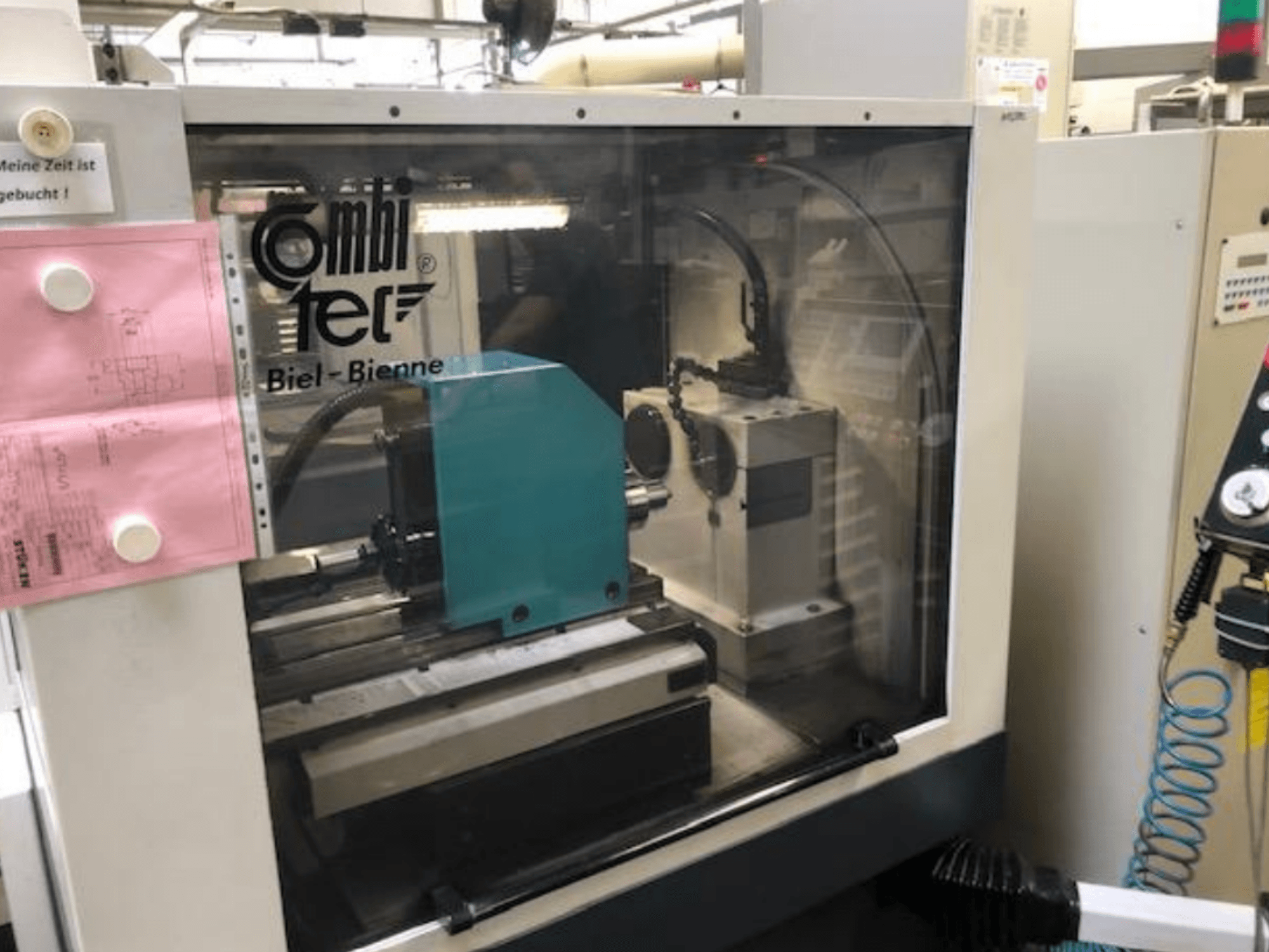 Цилиндрический шлифовальный станок Combitec CT-450 с видом спереди, с панелью управления и рабочими настройками.