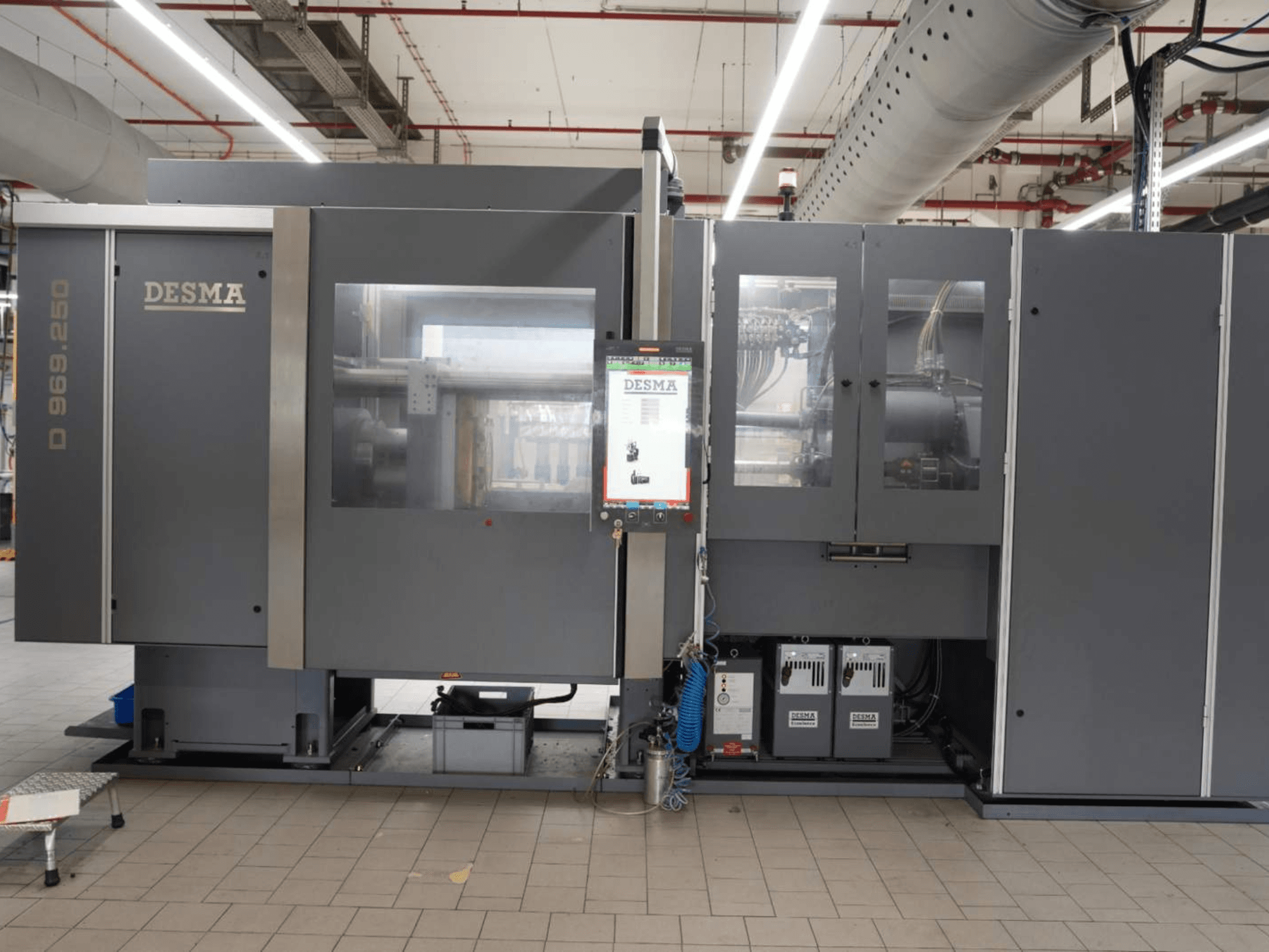 Вертикальный термопластавтомат Kloeckner Desma D 969.250 Z (S3) в заводской комплектации, вид спереди с панелью управления.