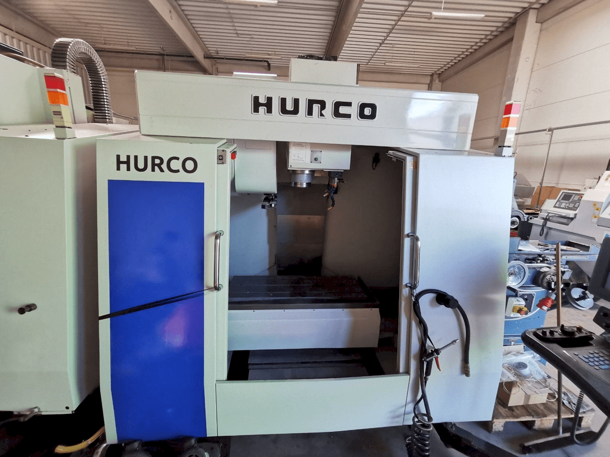 Вид станка Hurco BMC 30 спереди