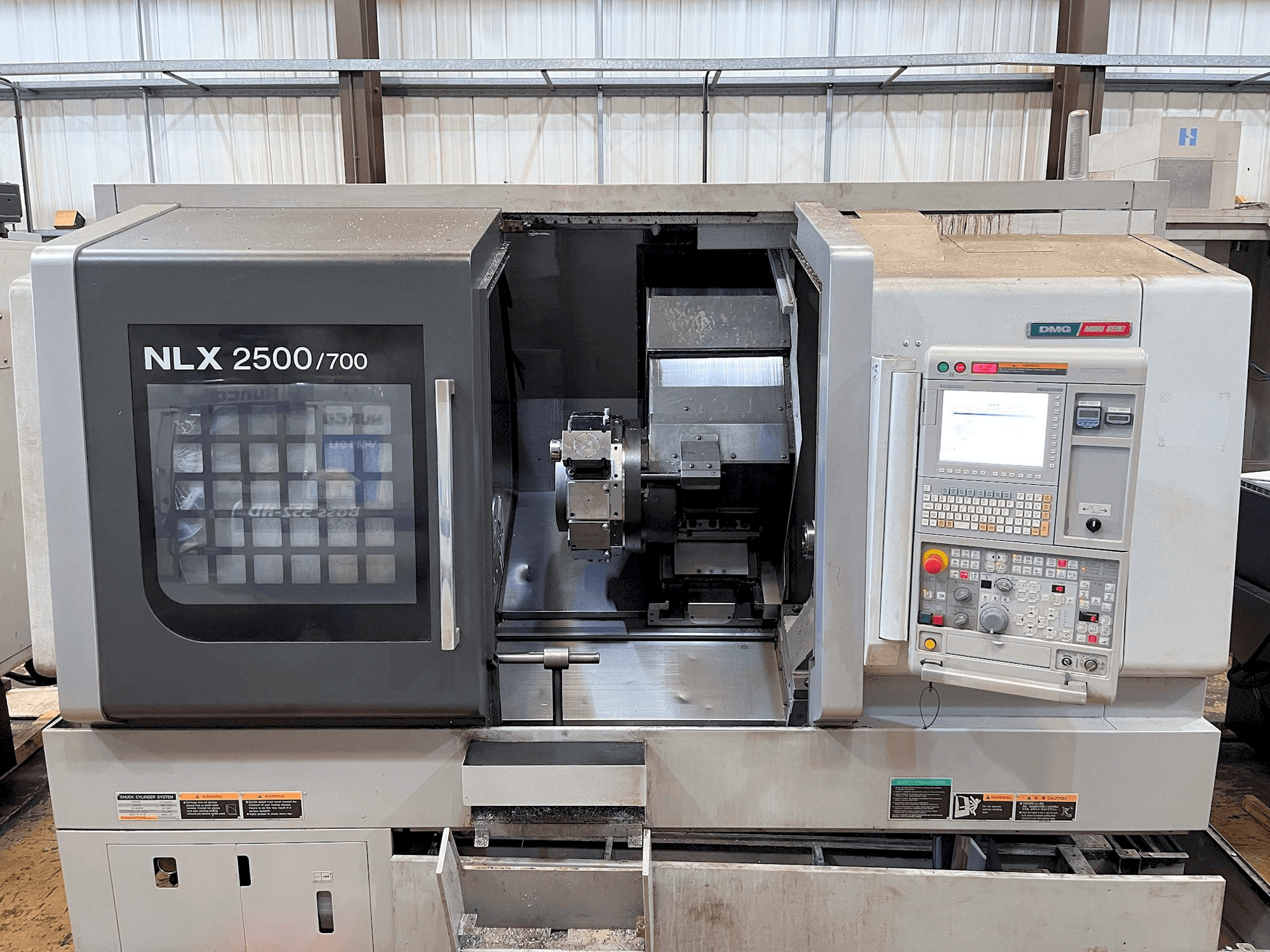 Вид станка MORI SEIKI NLX2500Y-700 спереди